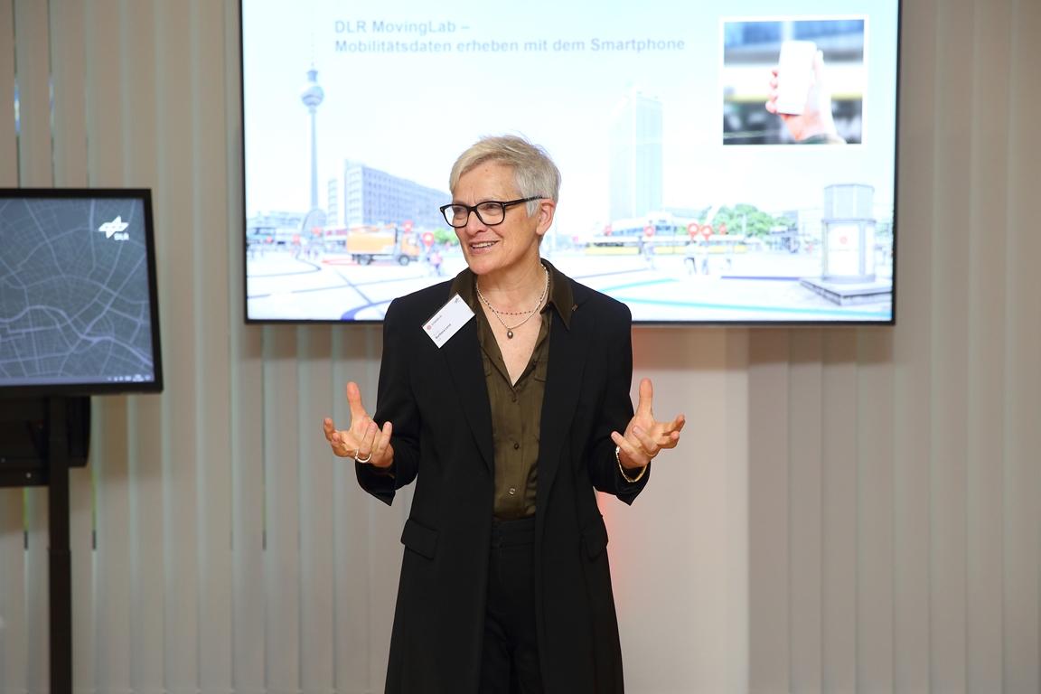 Prof. Dr. Barbara Lenz, Direktorin des Instituts für Verkehrsforschung, begrüßt die Gäste