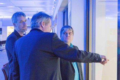 Bundestagsabgeordnete im Nationalen Raumfahrtkontrollzentrum (GSOC)