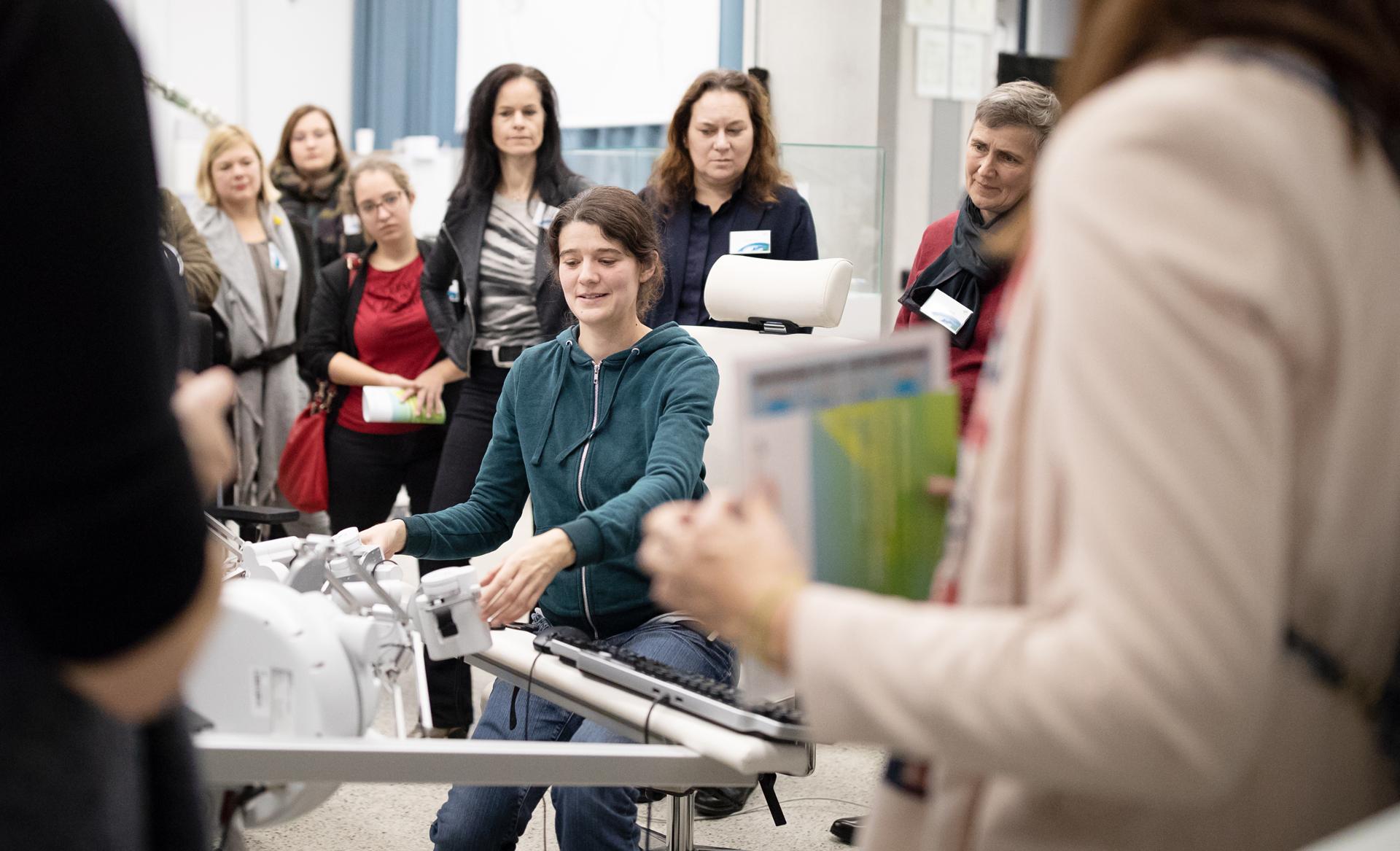 Wissenschaftlerin demonstriert MIRO (minimalinvasive Chirurgie)