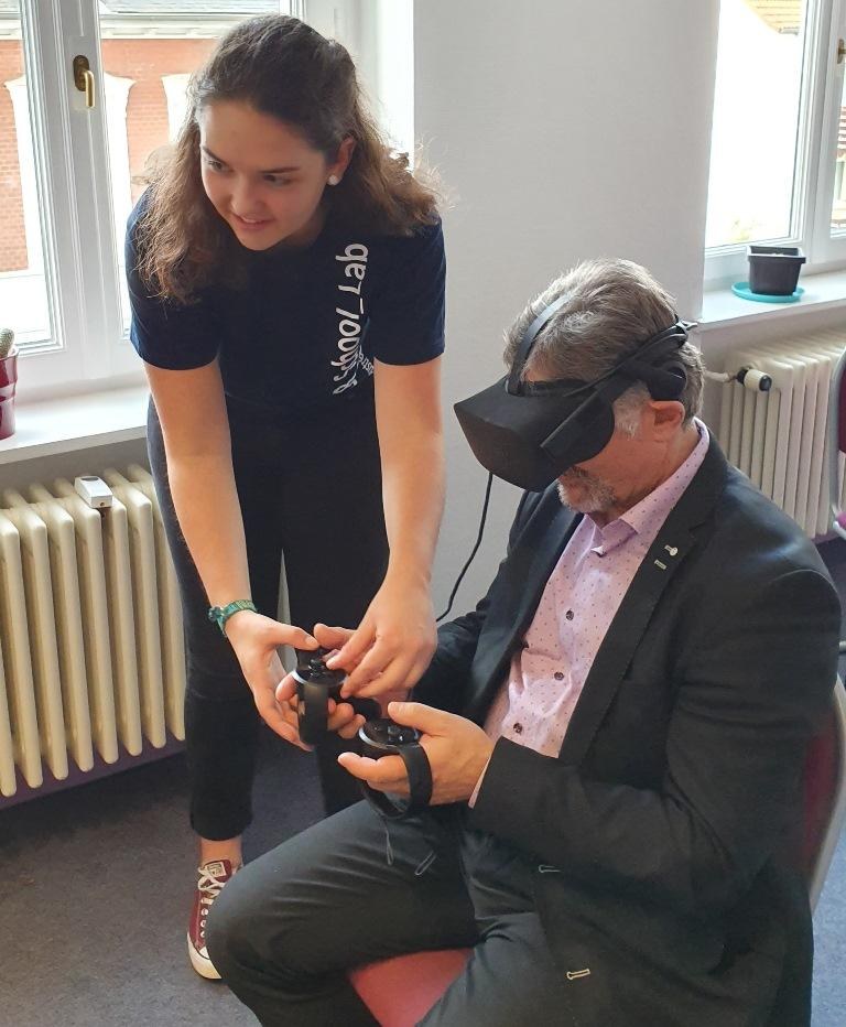 Mittels Virtual-Reality-Anwendung erkunden die Gäste die ISS