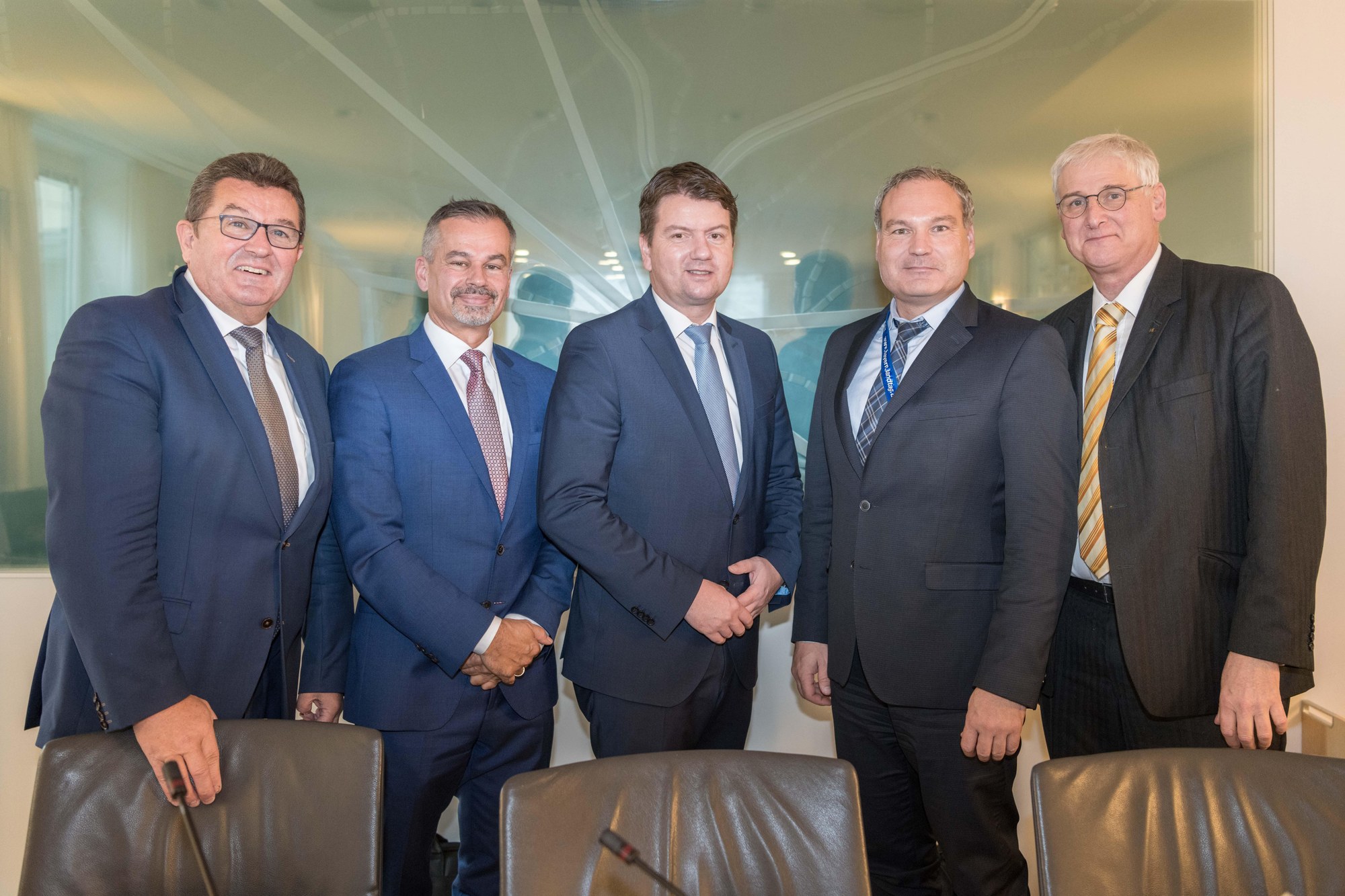 Angeregte Diskussion über die Beiträge der Raumfahrt für den Standort Bayern. BDLI und DLR im Gespräch mit Abgeordneten des Bayerischen Landtags