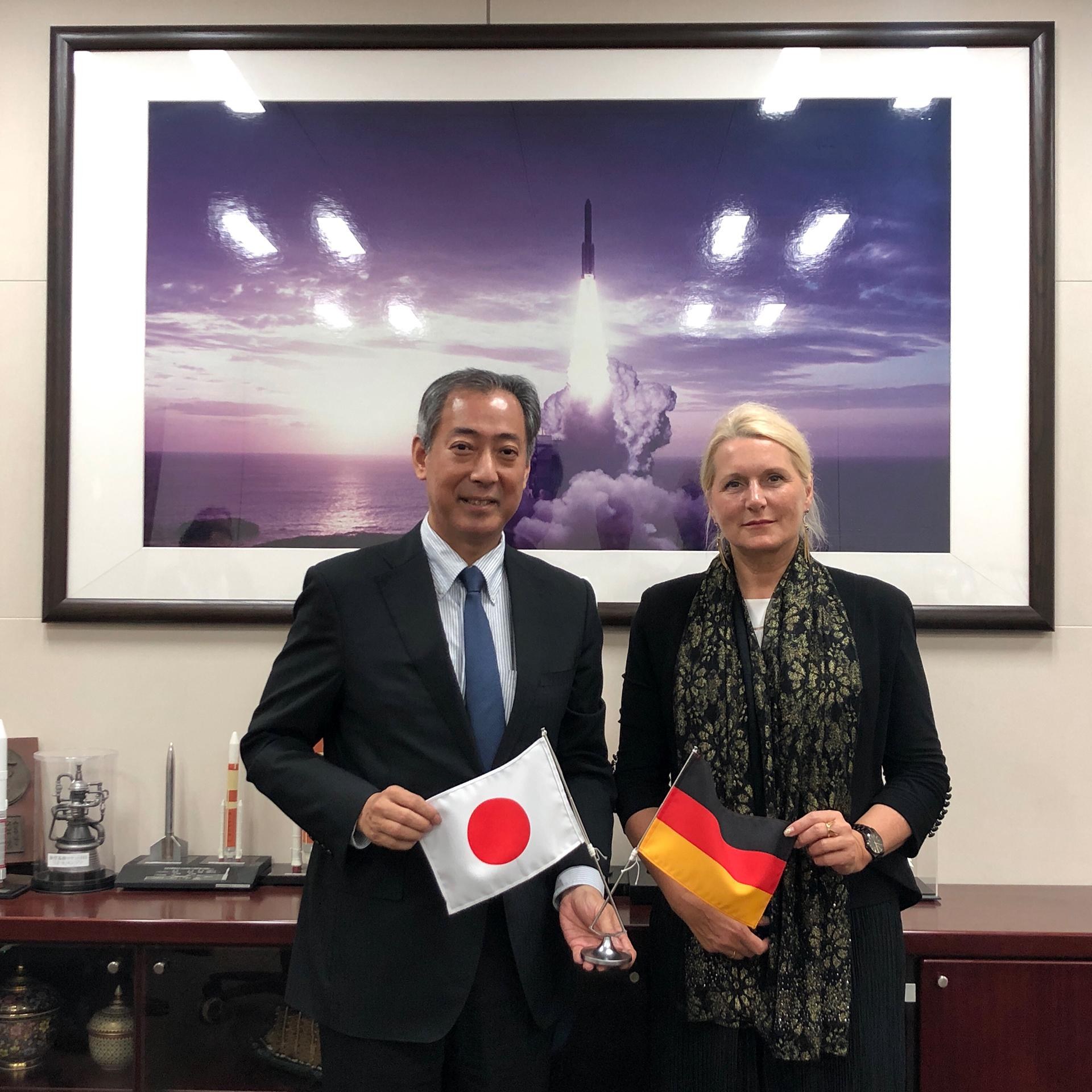 JAXA-Präsident Dr. Yamakawa und die DLR-Vorstandsvorsitzende Prof. Ehrenfreund