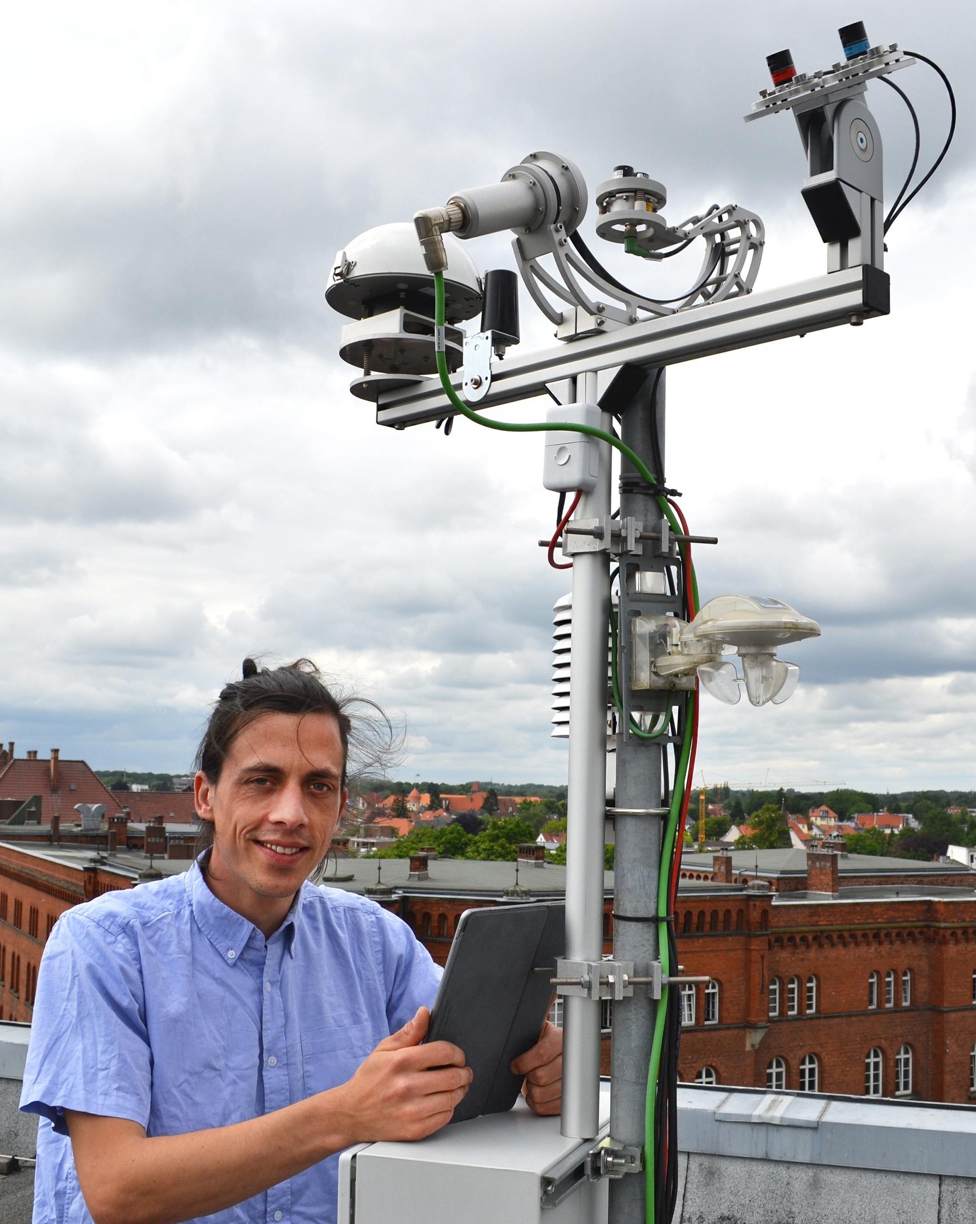 Projektleiter Thomas Schmidt an einer Eye2Sky-Messstation