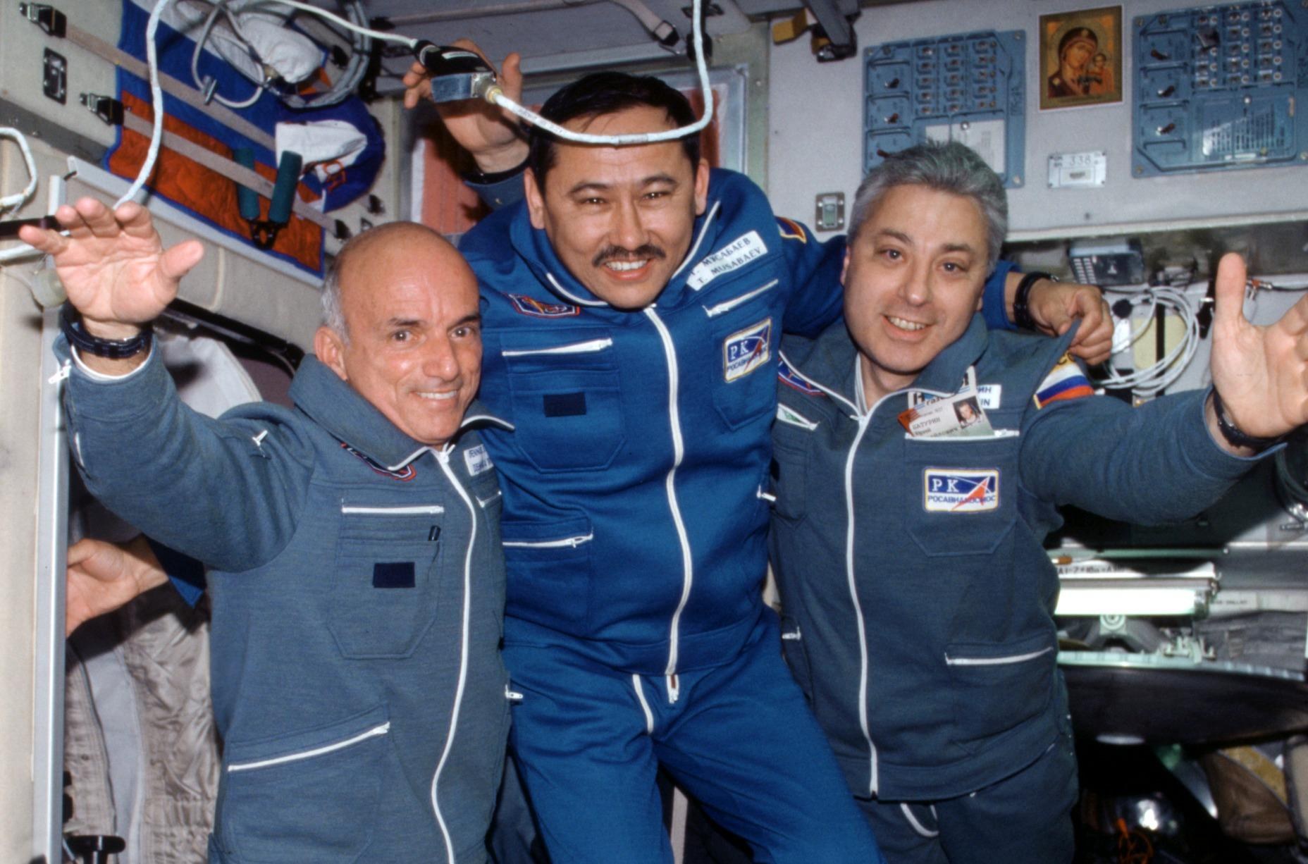 Juri Baturin (rechts) im Zvezda-Service-Modul der Internationalen Raumstation mit seinem Kollegen Talgat Musabayev und dem ersten Weltraumtouristen Dennis Tito (links)
