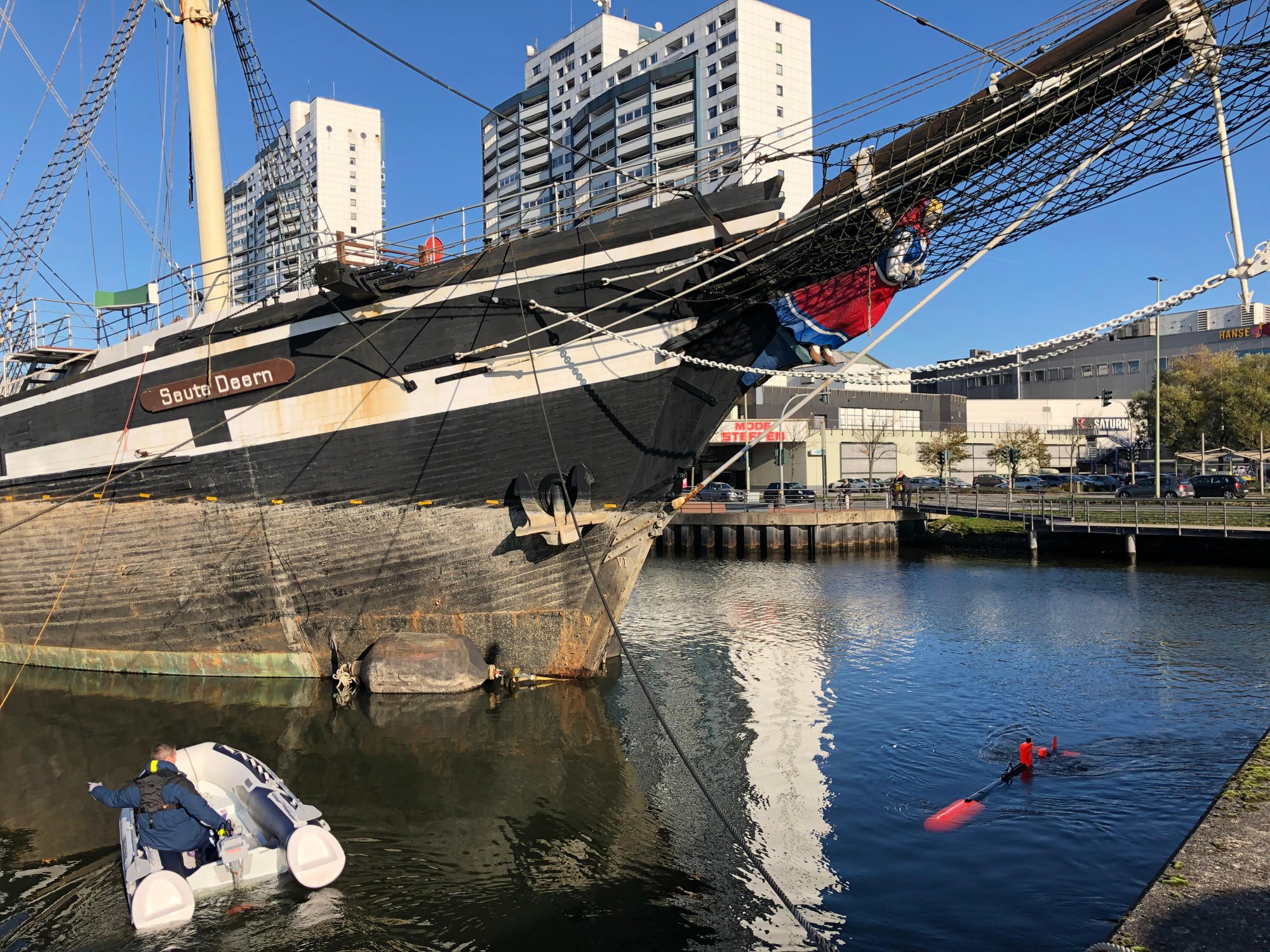 DLR-Seekatze vermisst Museumshafen rund um die "Seute Deern" in Bremerhaven