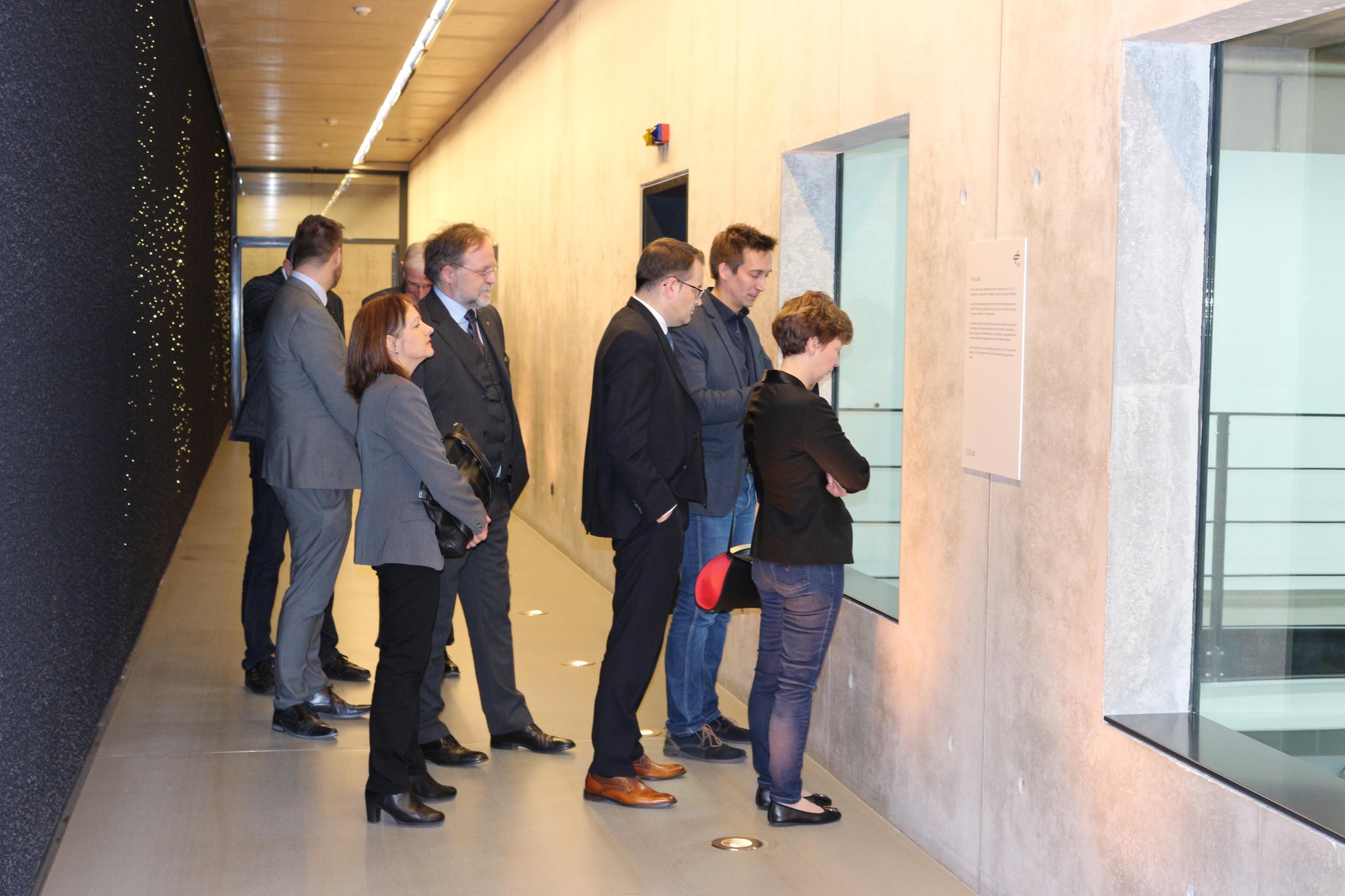 Frau Dr. Schilling, Senatorin für Justiz und Verfassung sowie Senatorin für Wissenschaft und Häfen der Freien Hansestadt Bremen beim zu Besuch beim DLR Bremen.