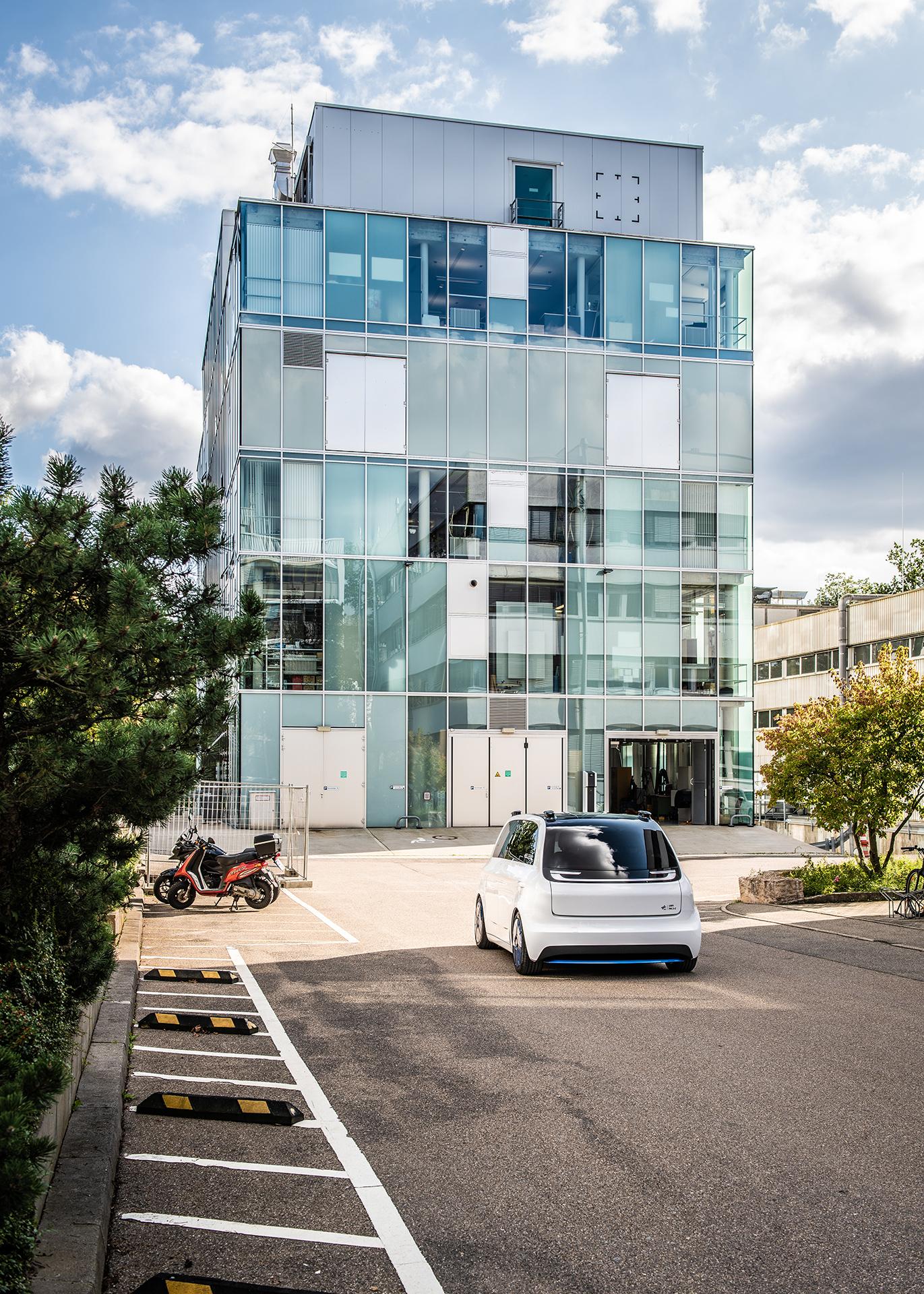 Der Peoplemover vor dem DLR-Institut für Fahrzeugkonzepte am Standort Stuttgart