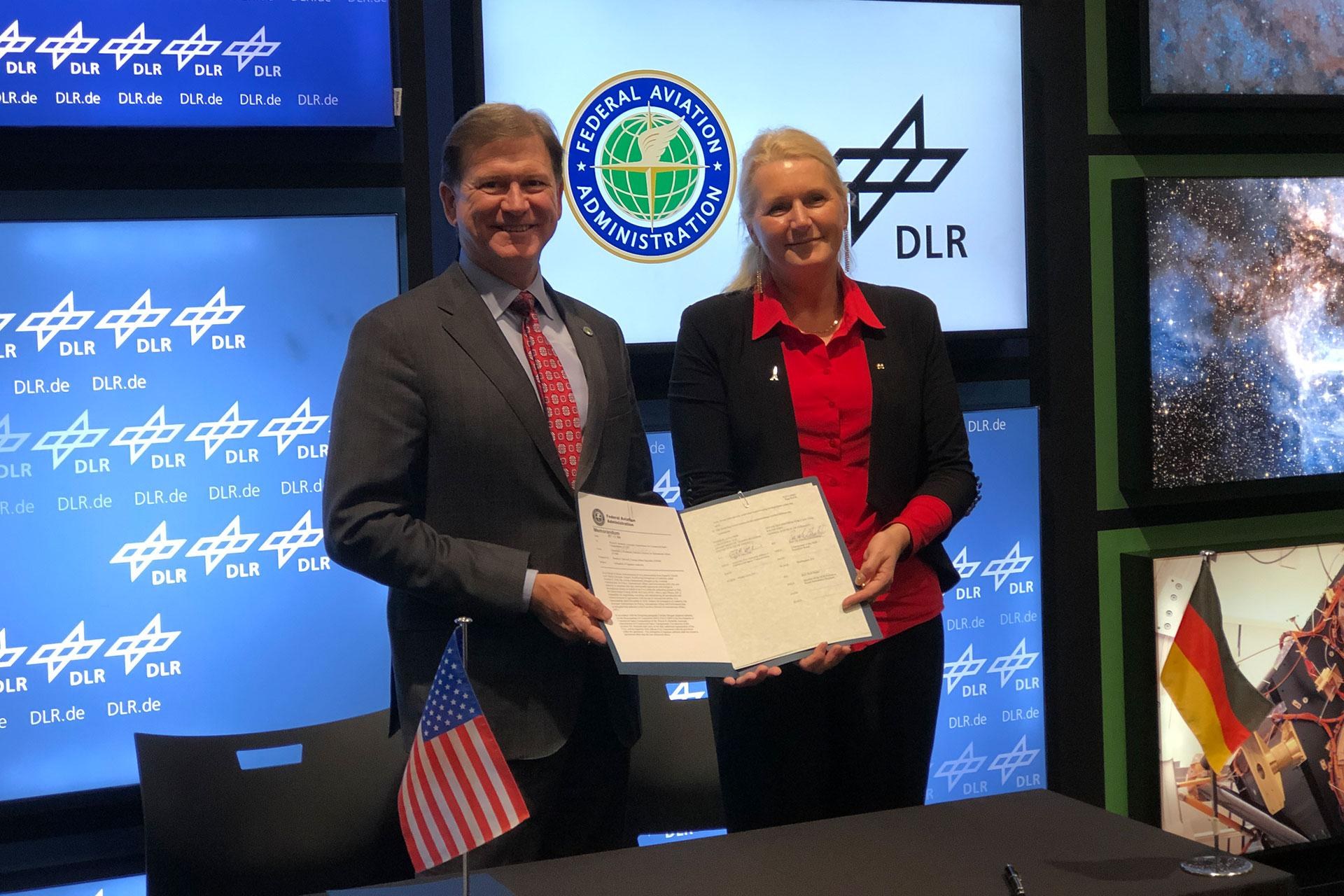 Unterschriftenzeremonie von DLR und FAA auf dem IAC 2019