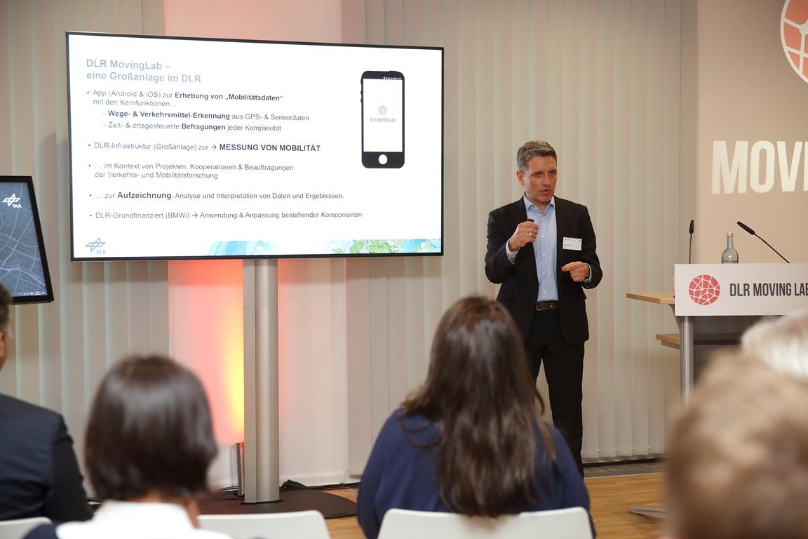 Der DLR-Verkehrsforscher René Kelpin präsentiert das MovingLab