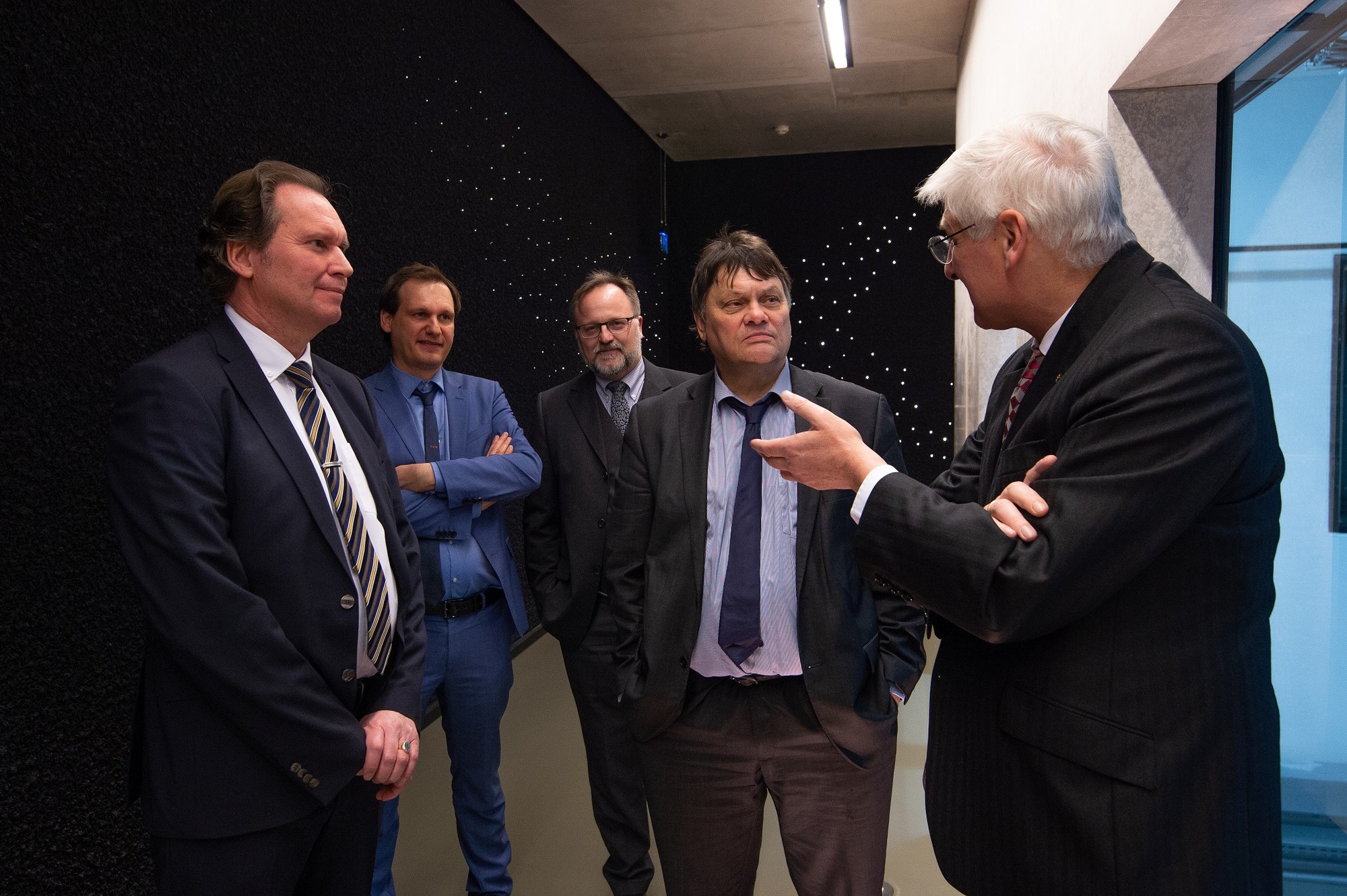 Während eines Laborrundgangs konnte Senator Strehl einen vertieften Einblick in die Arbeiten am DLR-Institut für Raumfahrtsysteme erhalten.