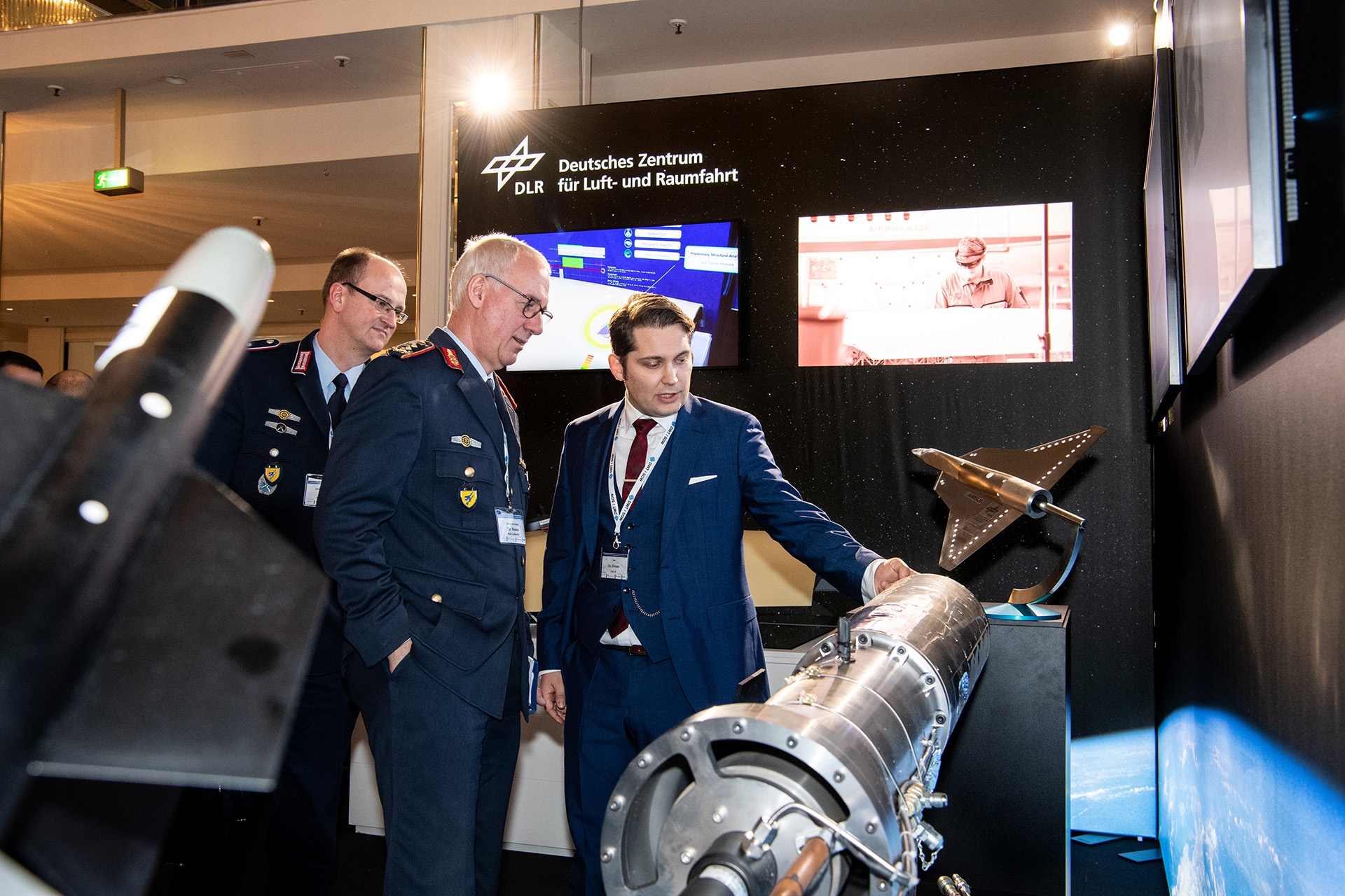 Stand des DLR auf der Forschungskonferenz "Angewandte Forschung für Verteidigung und Sicherheit in Deutschland“