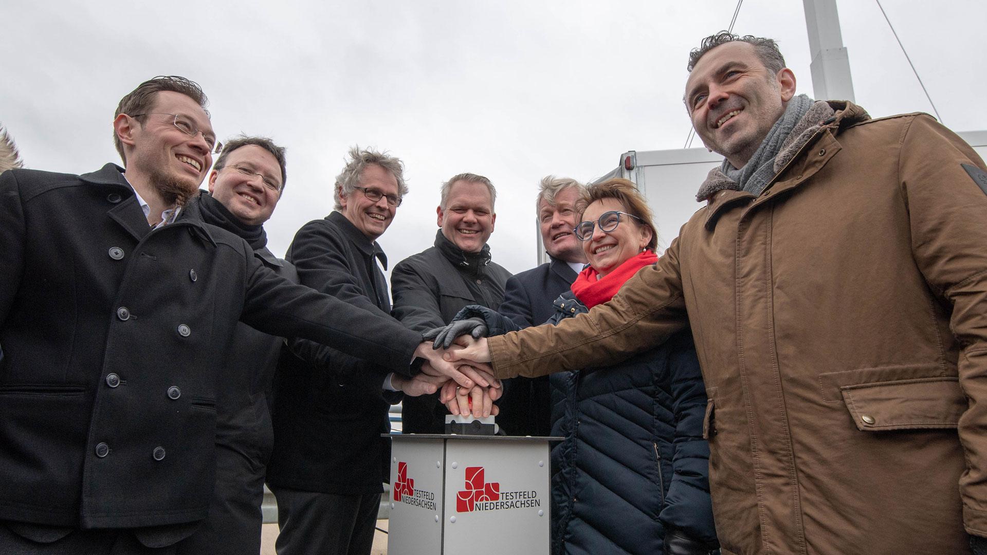 Gruppenfoto: Per Knopfdruck startet die erste Übertragung der Erfassungstechnik