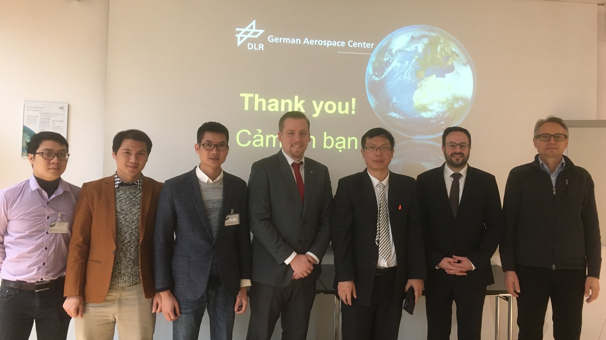 DLR-Mitarbeiter mit der vietnamesischen Delegation.
