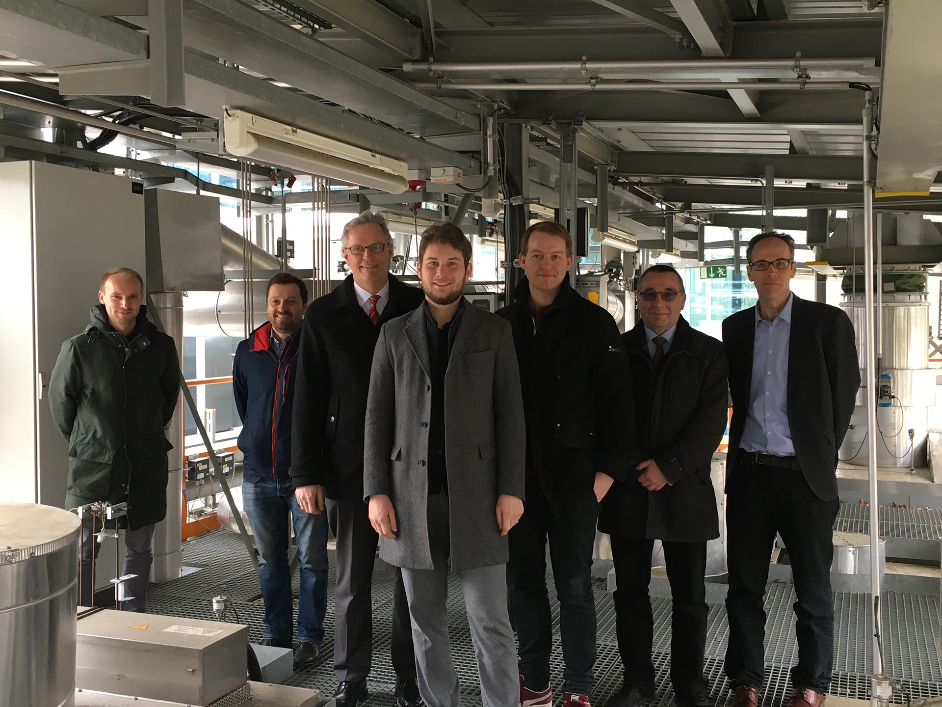 Europaparlament Abgeordneter Niklas Nienaß begleitet von DLR-Vorstand für Energie- und Verkehrsforschung Prof. Dr. Karsten Lemmer, bei einer Führung der Energieforschungsanlagen