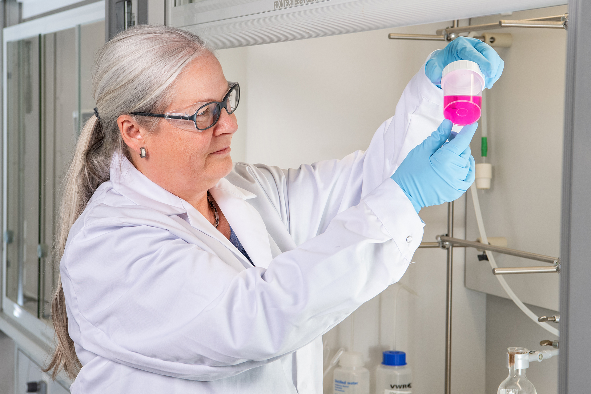 Die DLR-Wissenschaftlerin Prof. Barbara Milow und der Super-Werkstoff