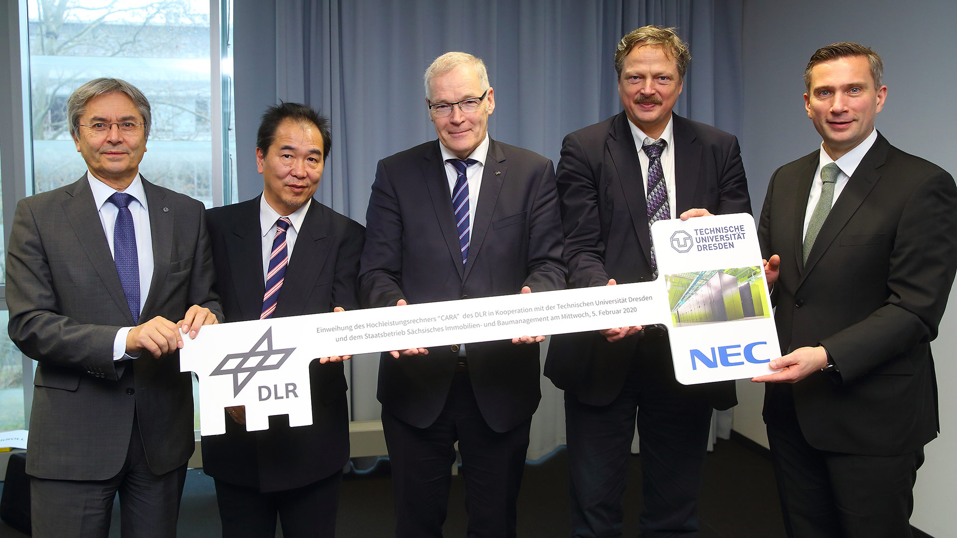 Schlüsselübergabe für den Supercomputer CARA