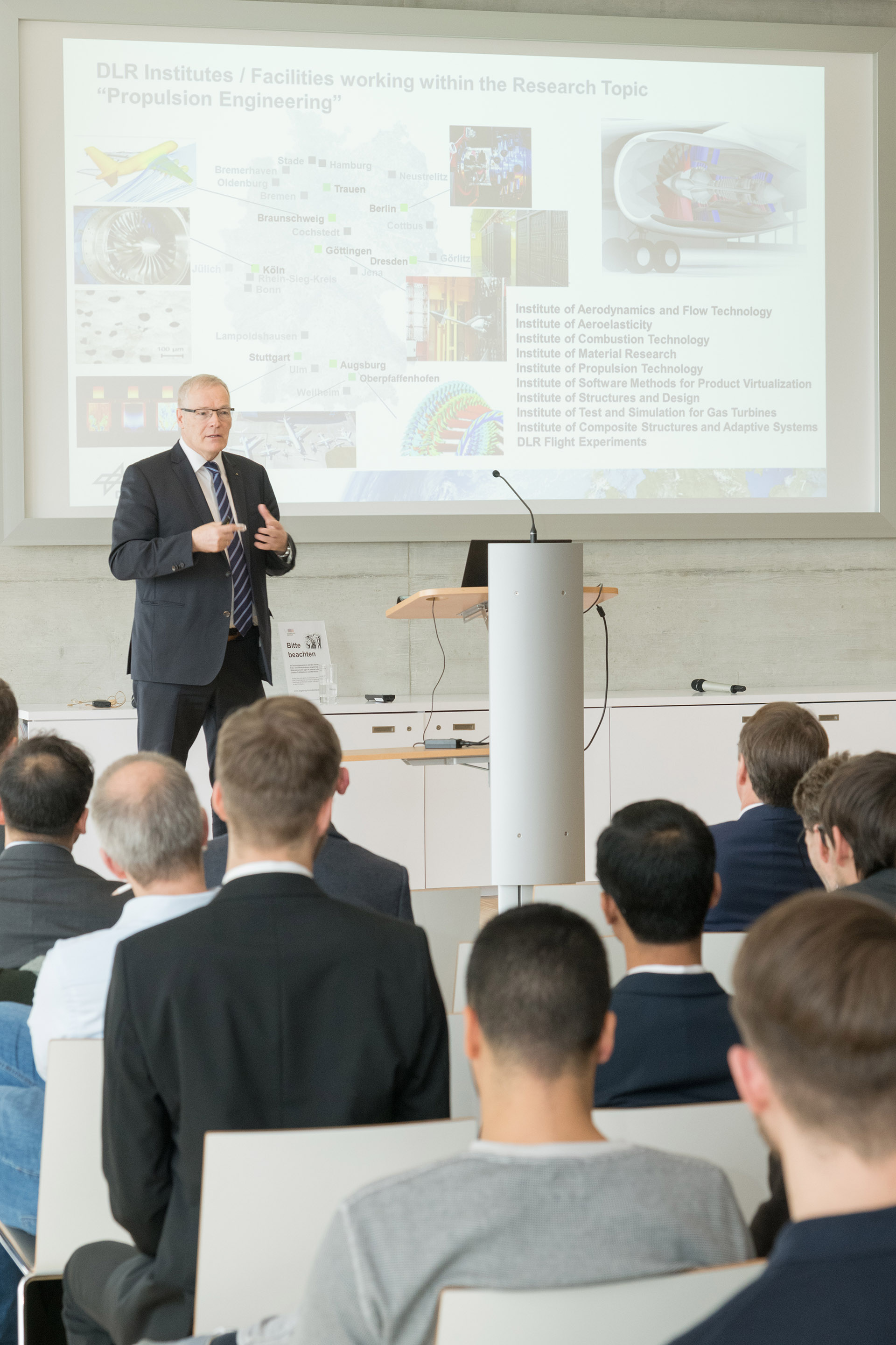 Prof. Henke eröffnet Kolloquium