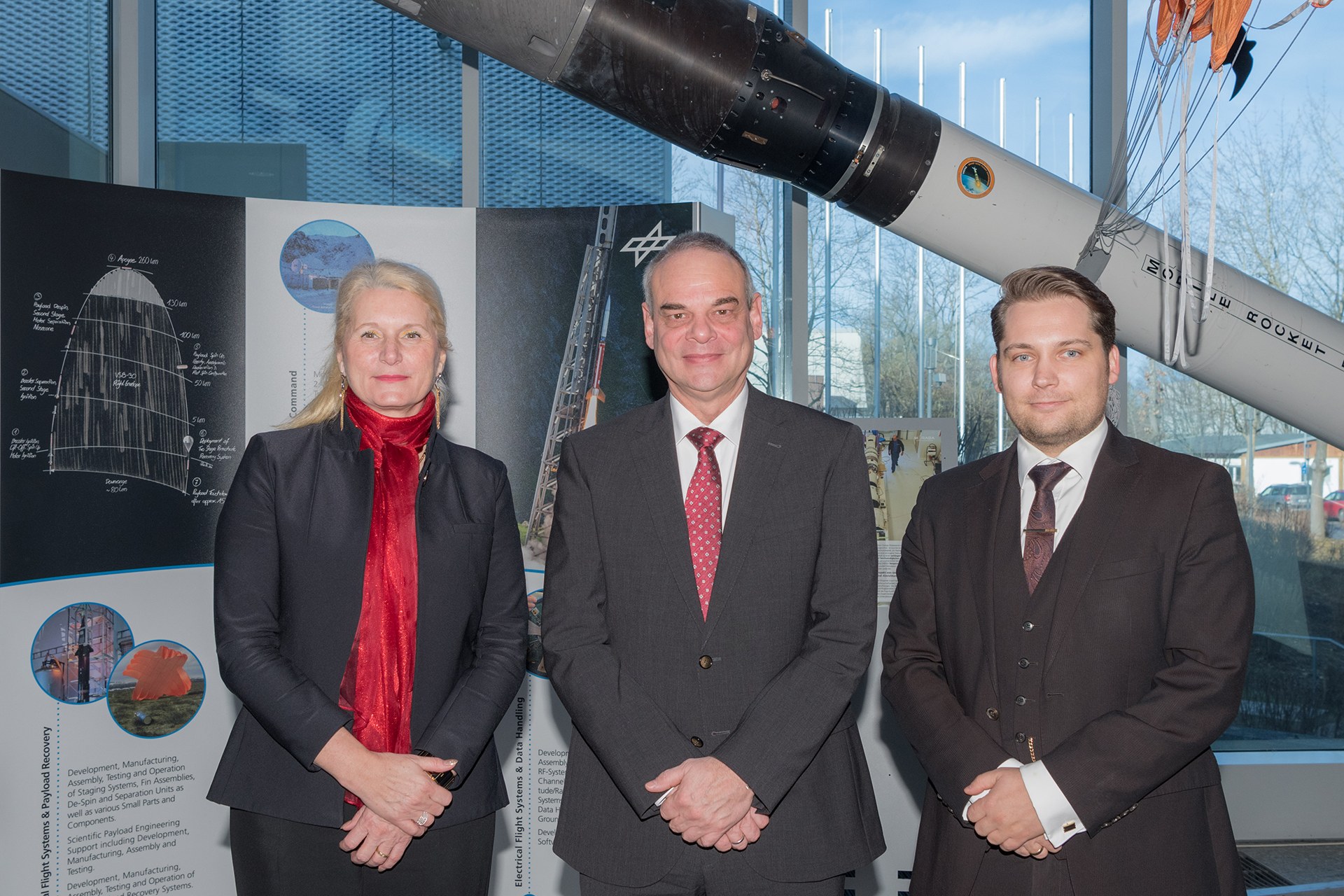 Staatssekretär Zimmer (Mitte) mit der DLR-Vorstandsvorsitzenden Prof. Pascale Ehrenfreund (links) und dem kommissarischen Programmkoordinator für die DLR-Sicherheitsforschung Dirk Zimper (rechts) am Standort Oberpfaffenhofen.