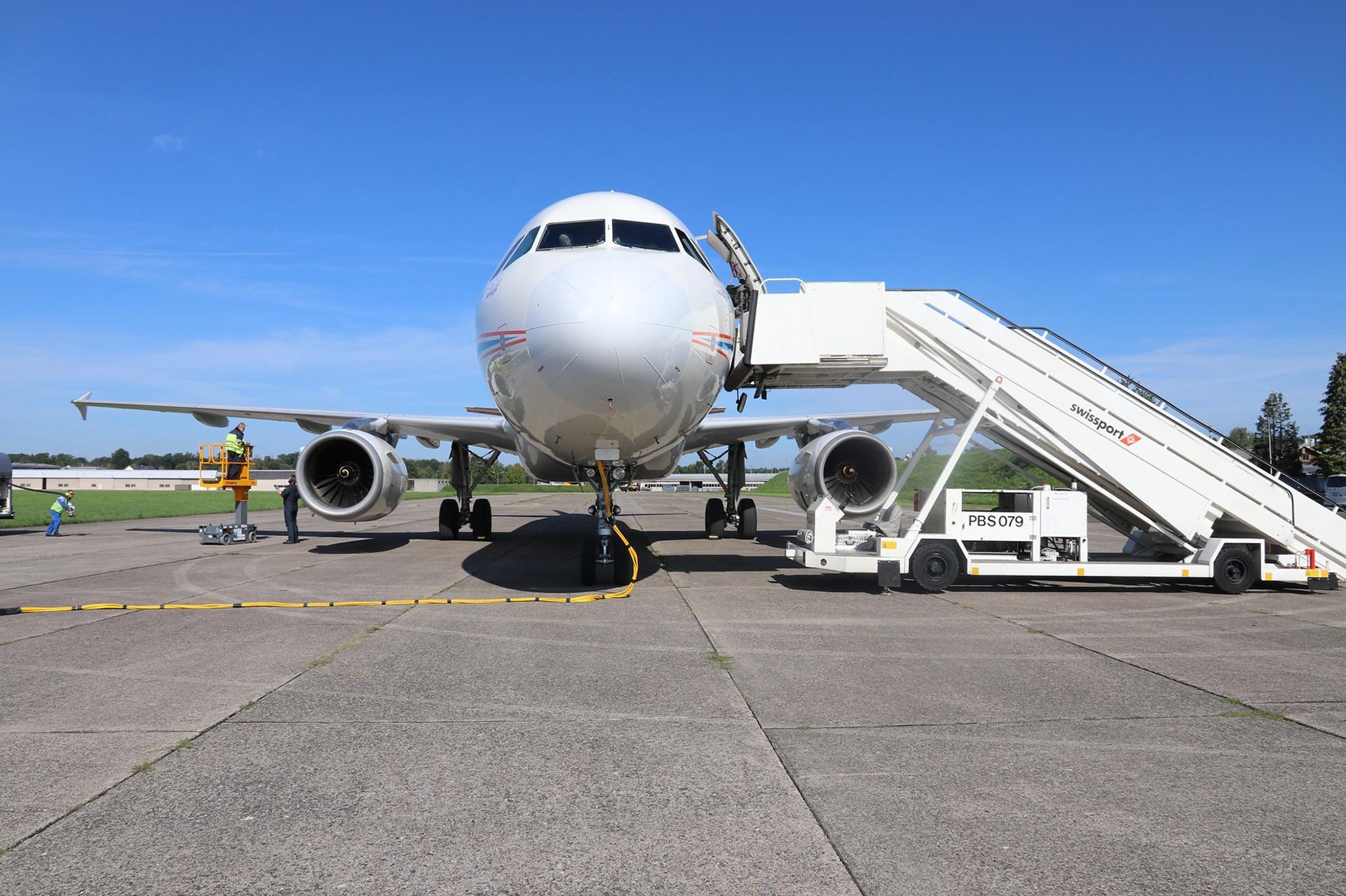 Airbus A320-ATRA am Boden