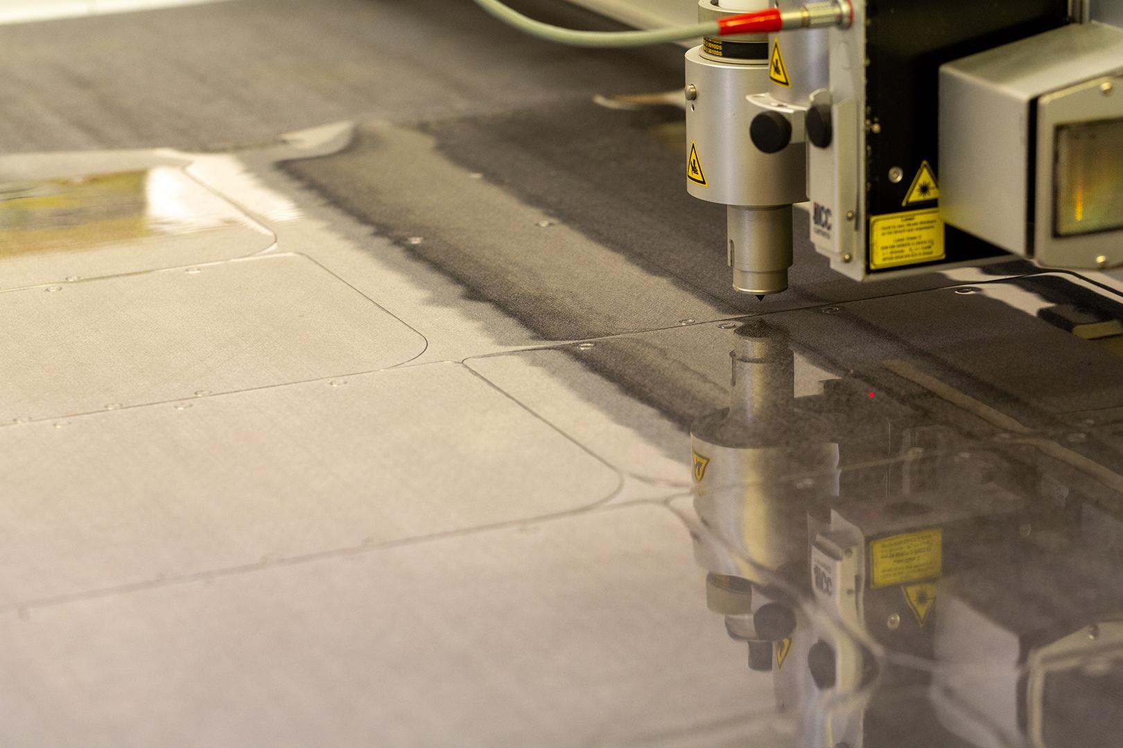 Der Cutter schneidet die Visiere