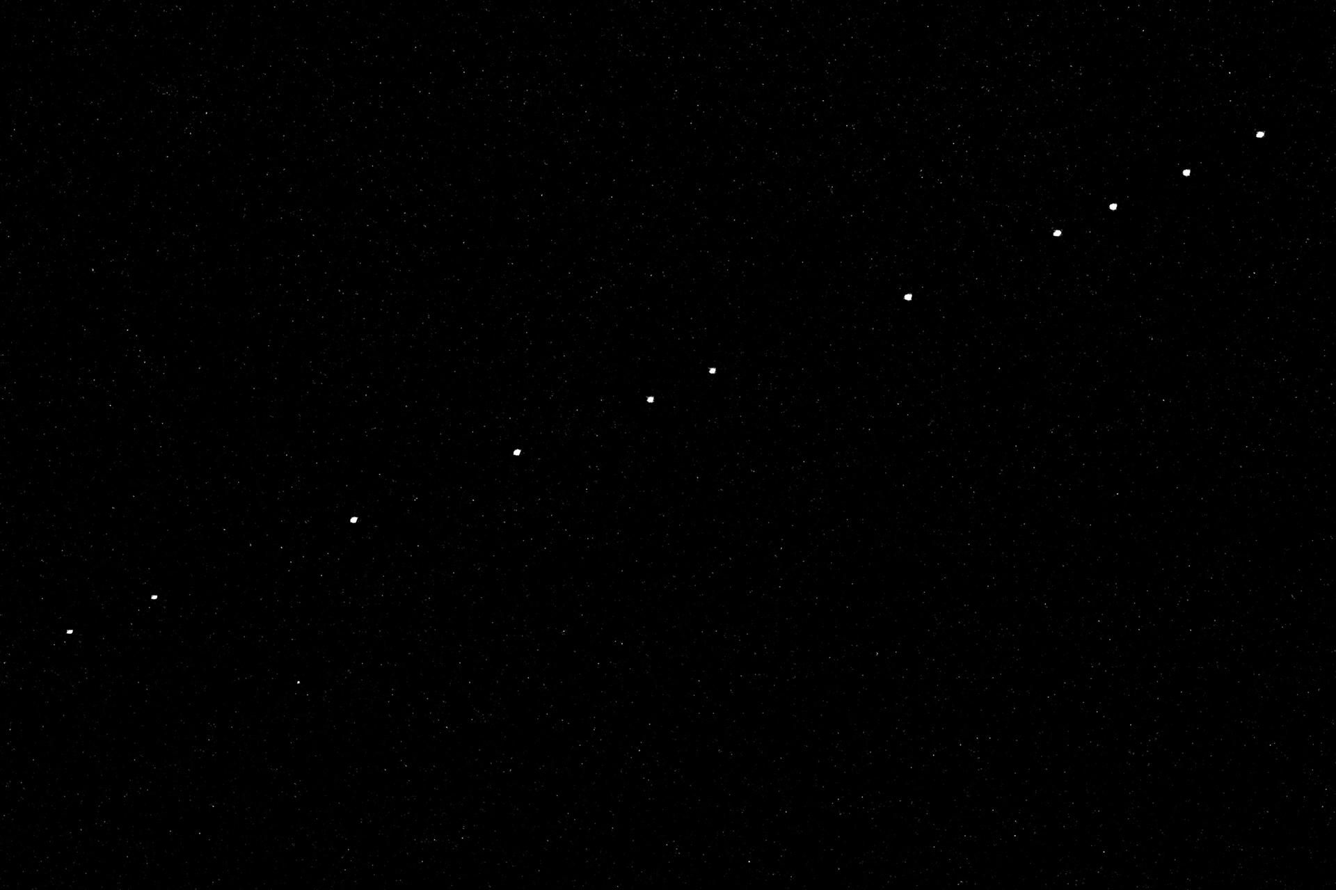 Perlenkette am Nachthimmel