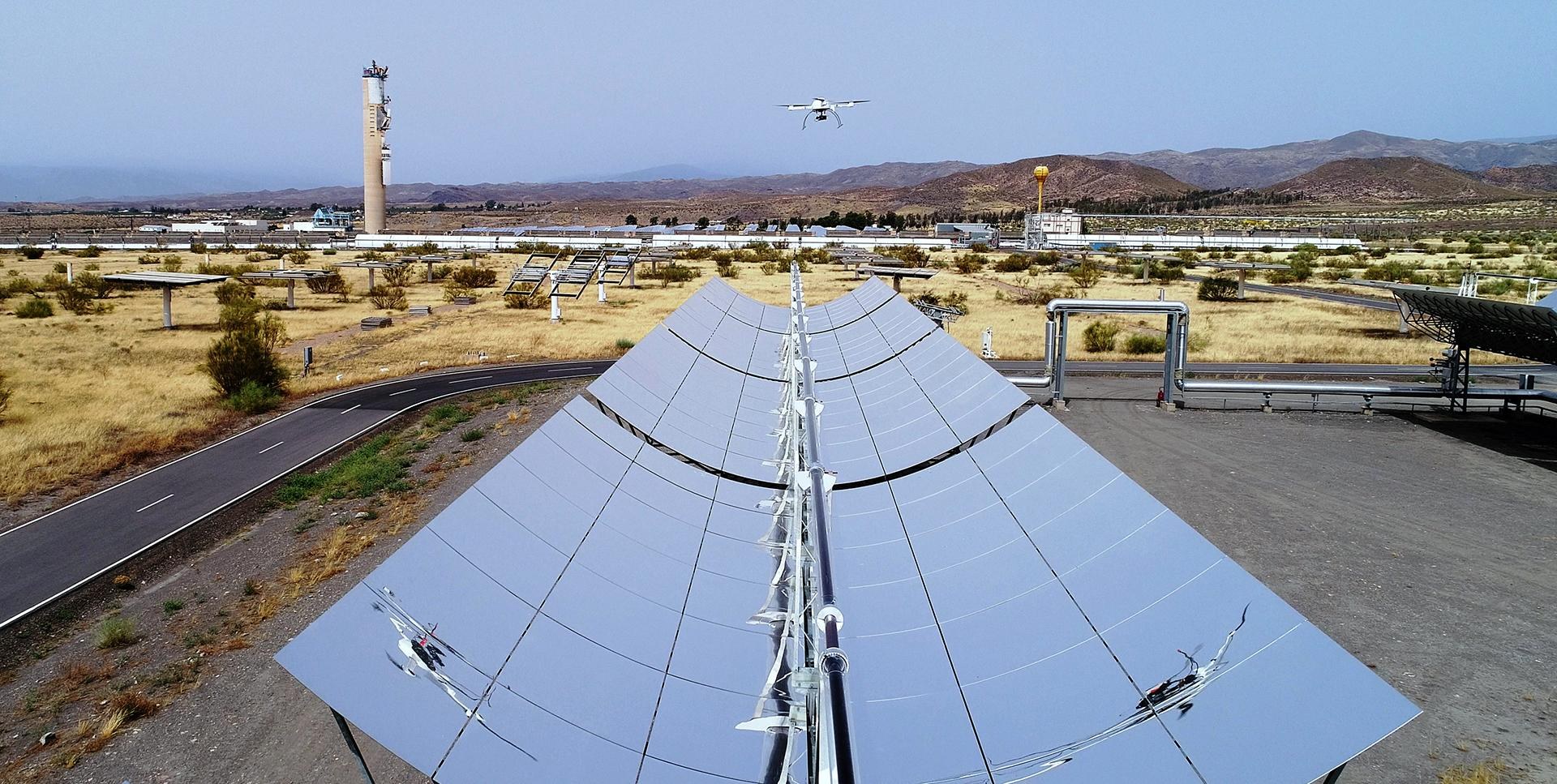 Der Quadrocopter des Messsystems QFly über einer Parabolrinne der Plataforma Solar de Almería (PSA).