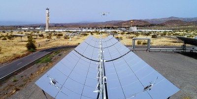 Der Quadrocopter des Messsystems QFly über einer Parabolrinne der Plataforma Solar de Almería (PSA).