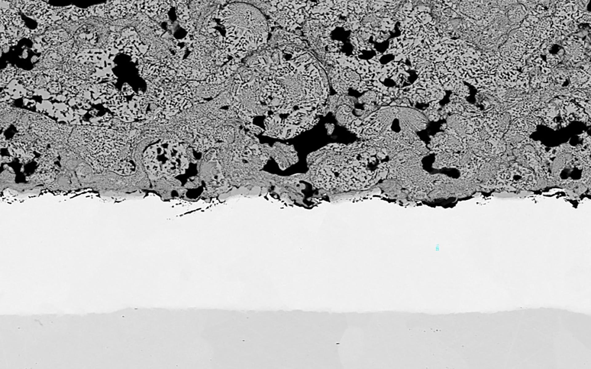 Mikroskopischer Querschnitt durch eine plasmagespritzte Elektrode