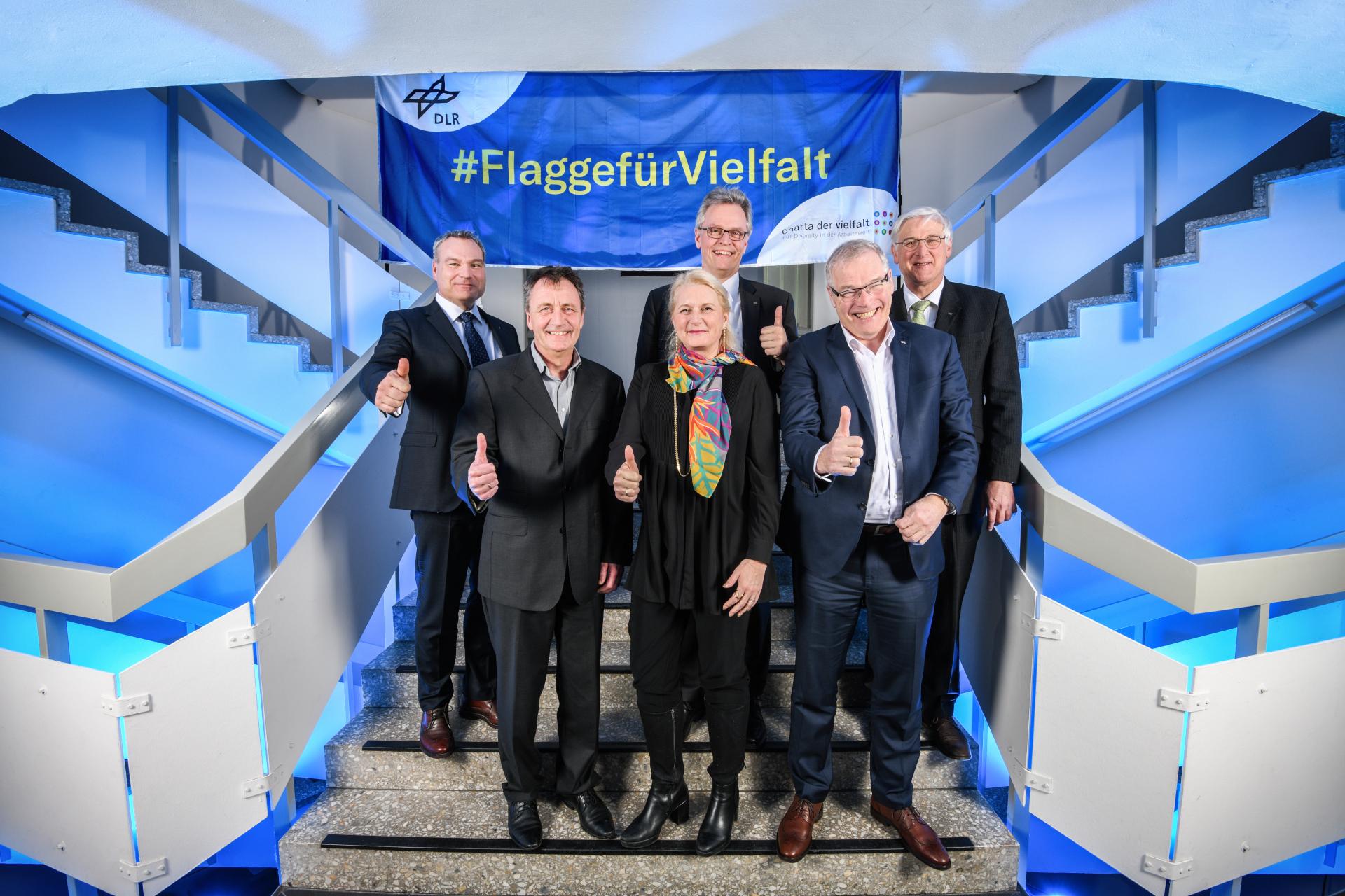 DLR-Vorstand zeigt "Flagge für Vielfalt"