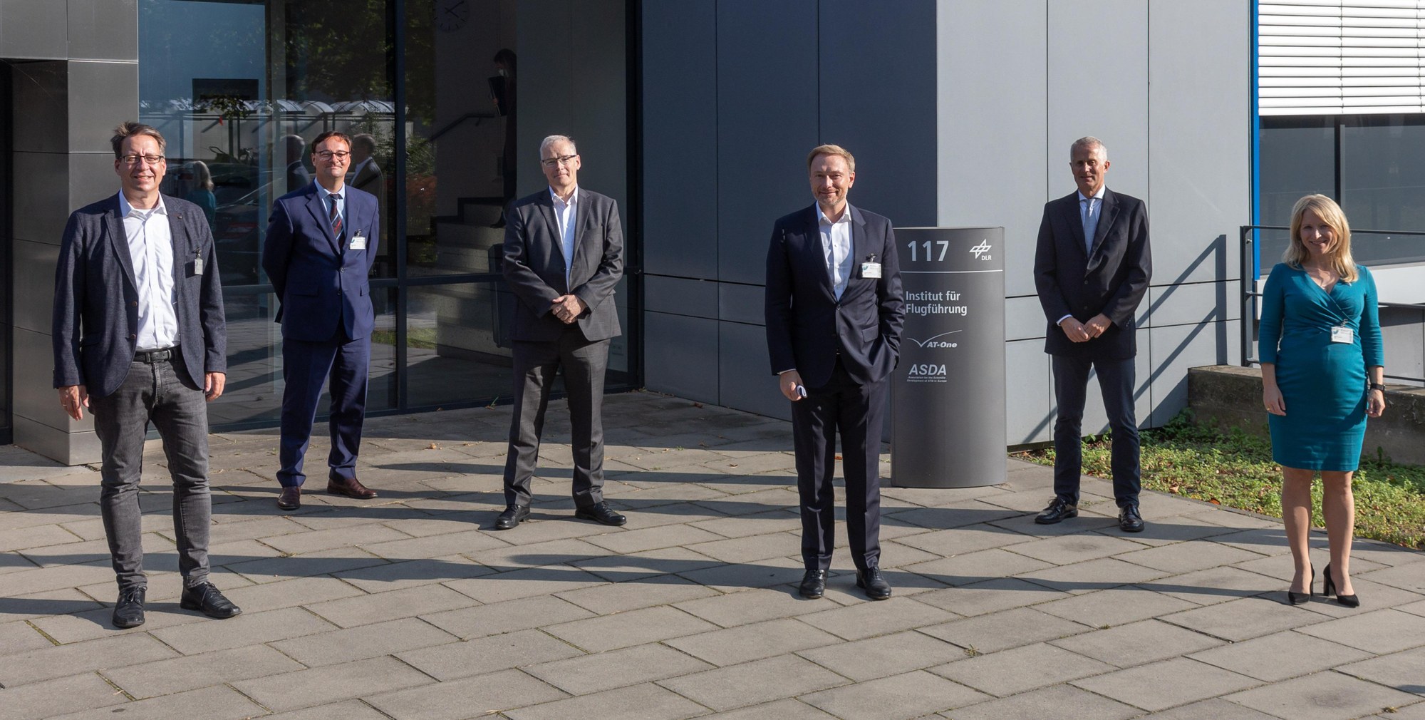 Abgeordnete aus Bundestag und Niedersächsischem Landtag zu Gast beim Institut für Flugführung