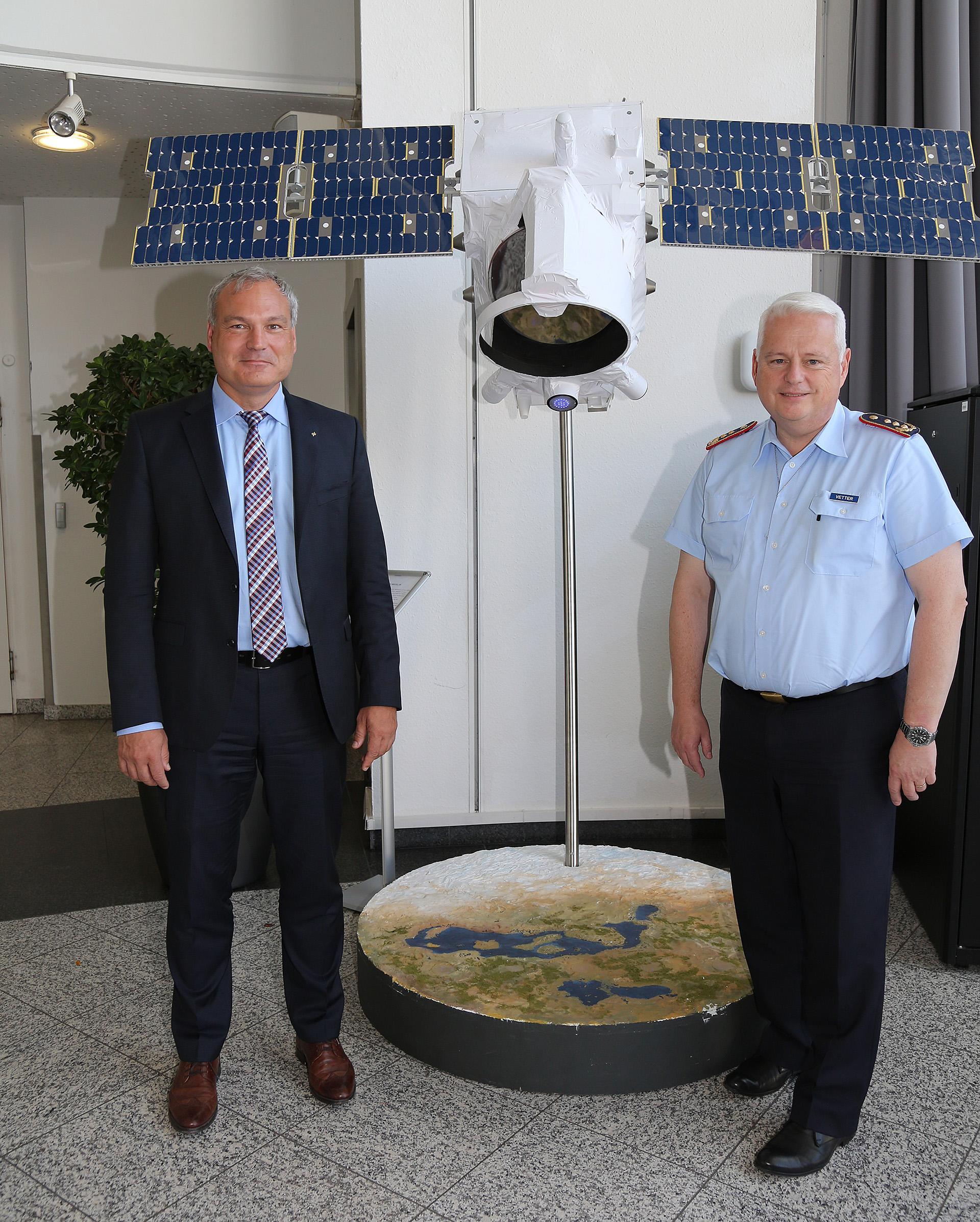 Dr. Walther Pelzer begrüßt Generalleutnant Michael Vetter