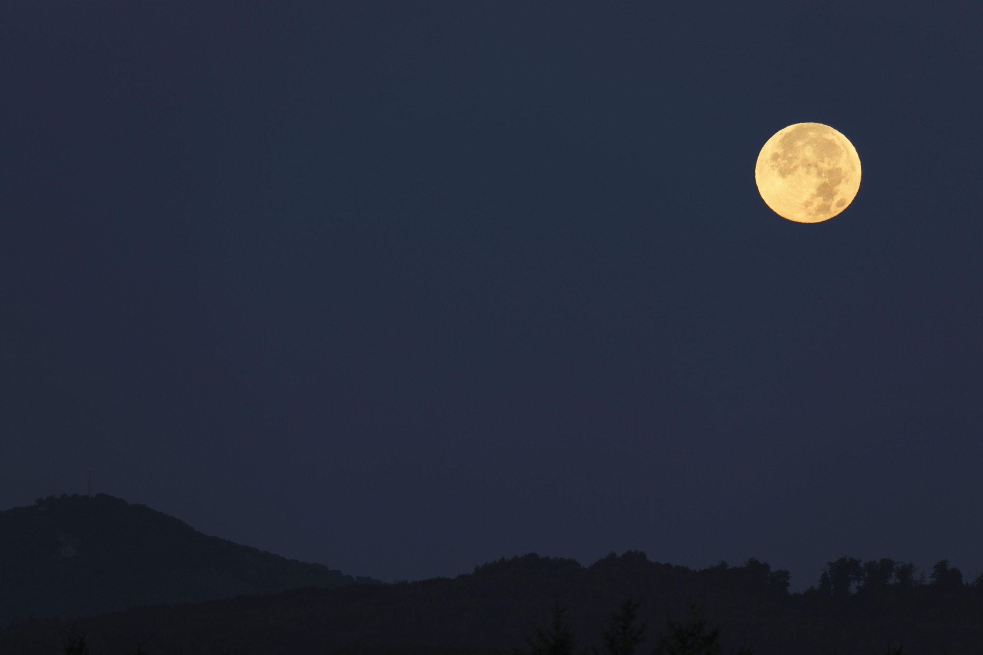 Der Mond über der Erde – Extreme der Planetenentwicklung