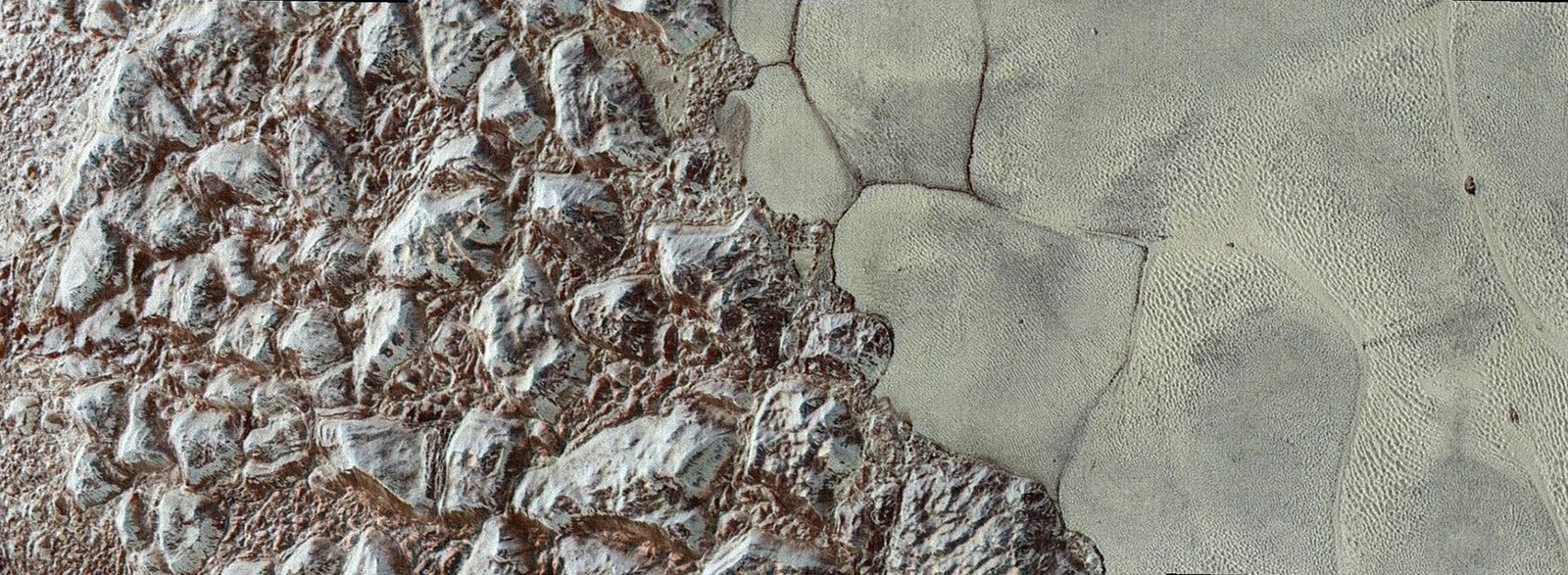 Eis-Berge auf Pluto und Eis-Polygone in Tombaugh Regio