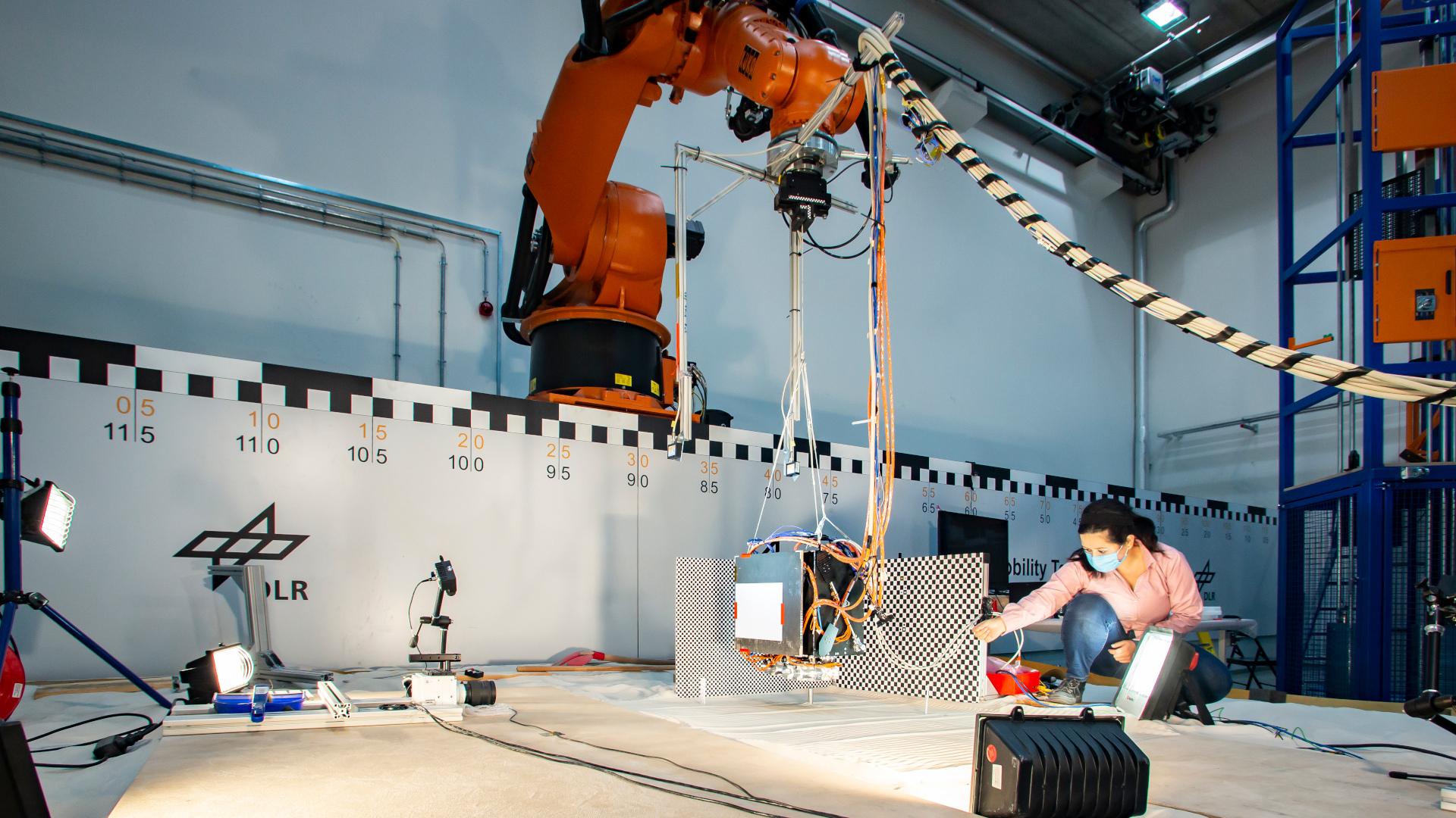 Vorbereitungen zum Fallversuch des MMX-Rovers