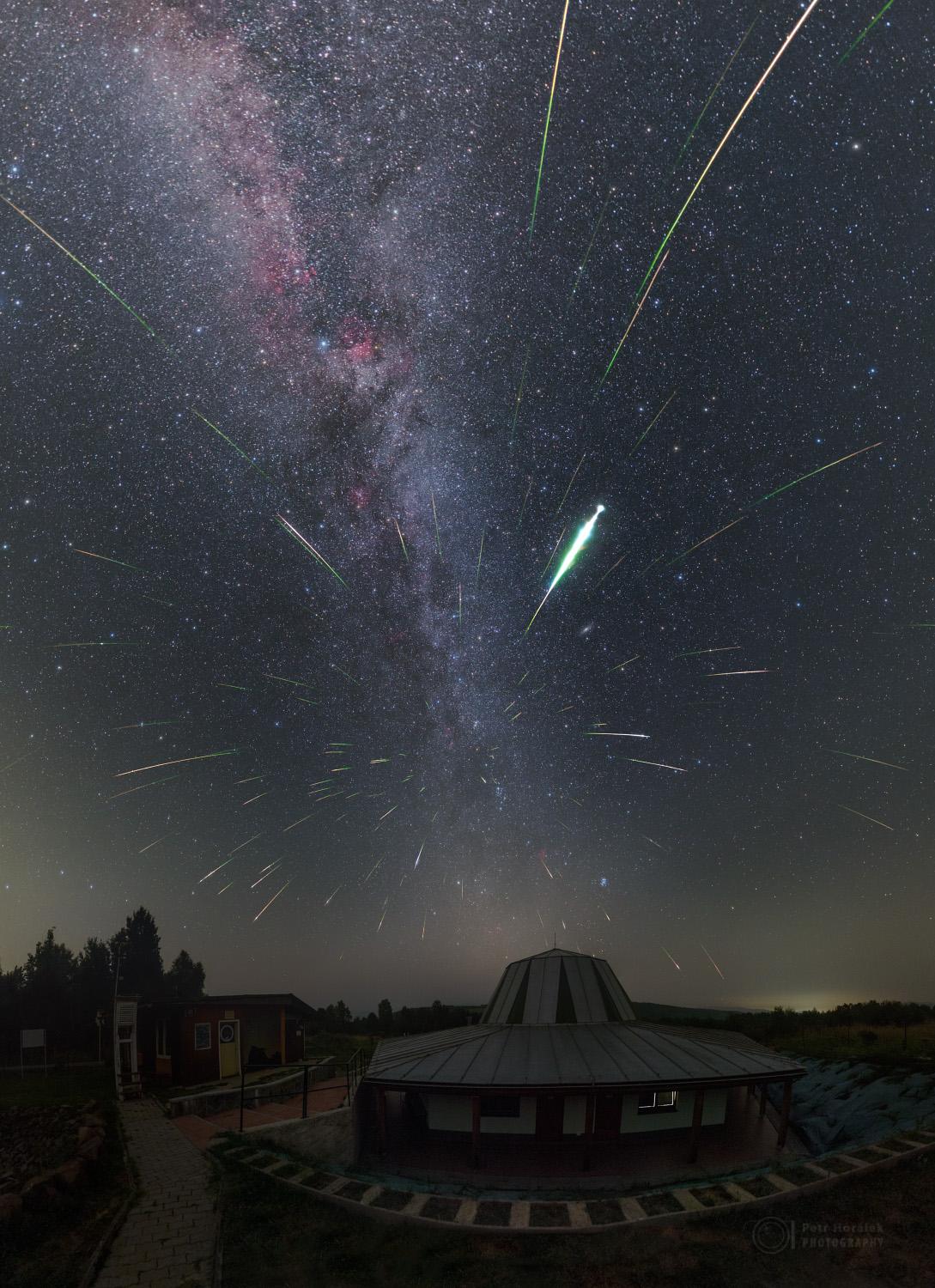 Perseidenschauer über dem Kolonica Observatorium