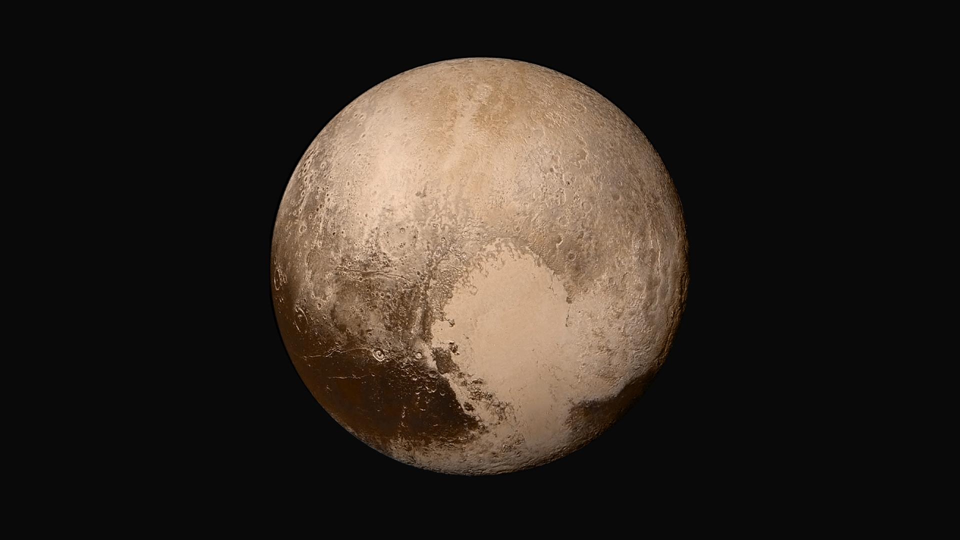 Pluto in Echtfarben, fotografiert von New Horizons