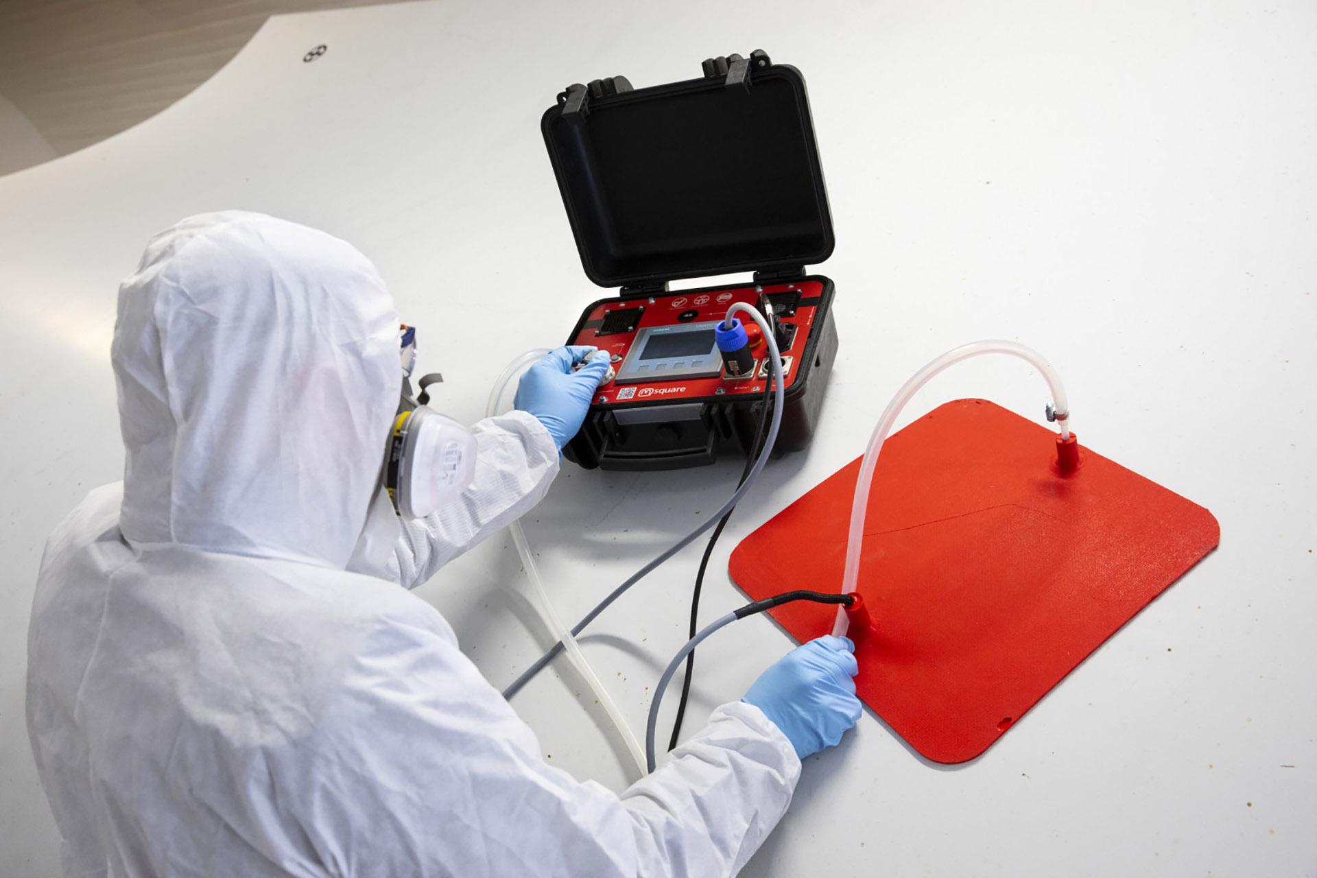 Reparaturkoffer mit Heizmatte im Einsatz