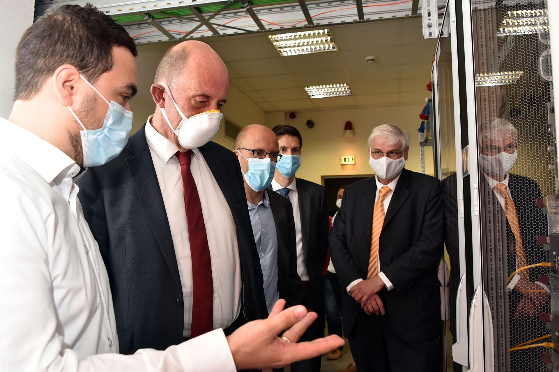 Thüringens Wissenschaftsminister Tiefensee bei Präsentation des neuen HPDA-Clusters