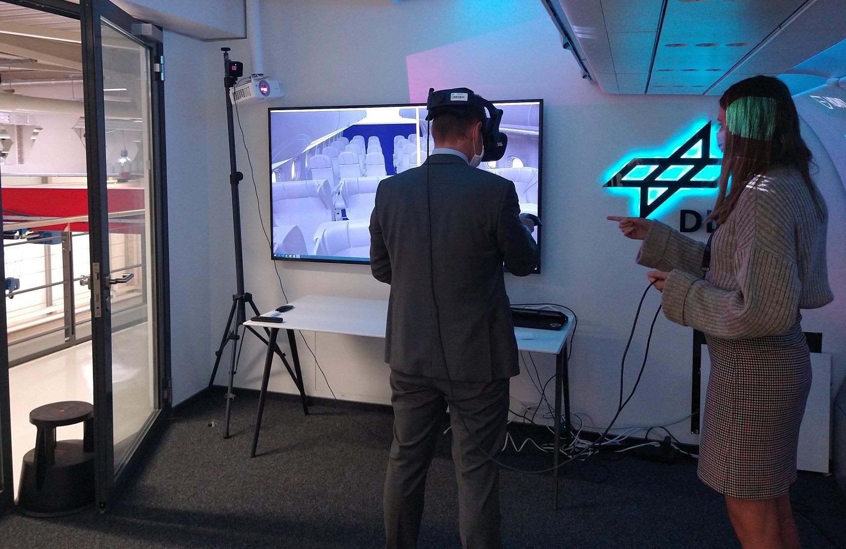 Senator Grote im Digital Aircraft & Cabin Design Center