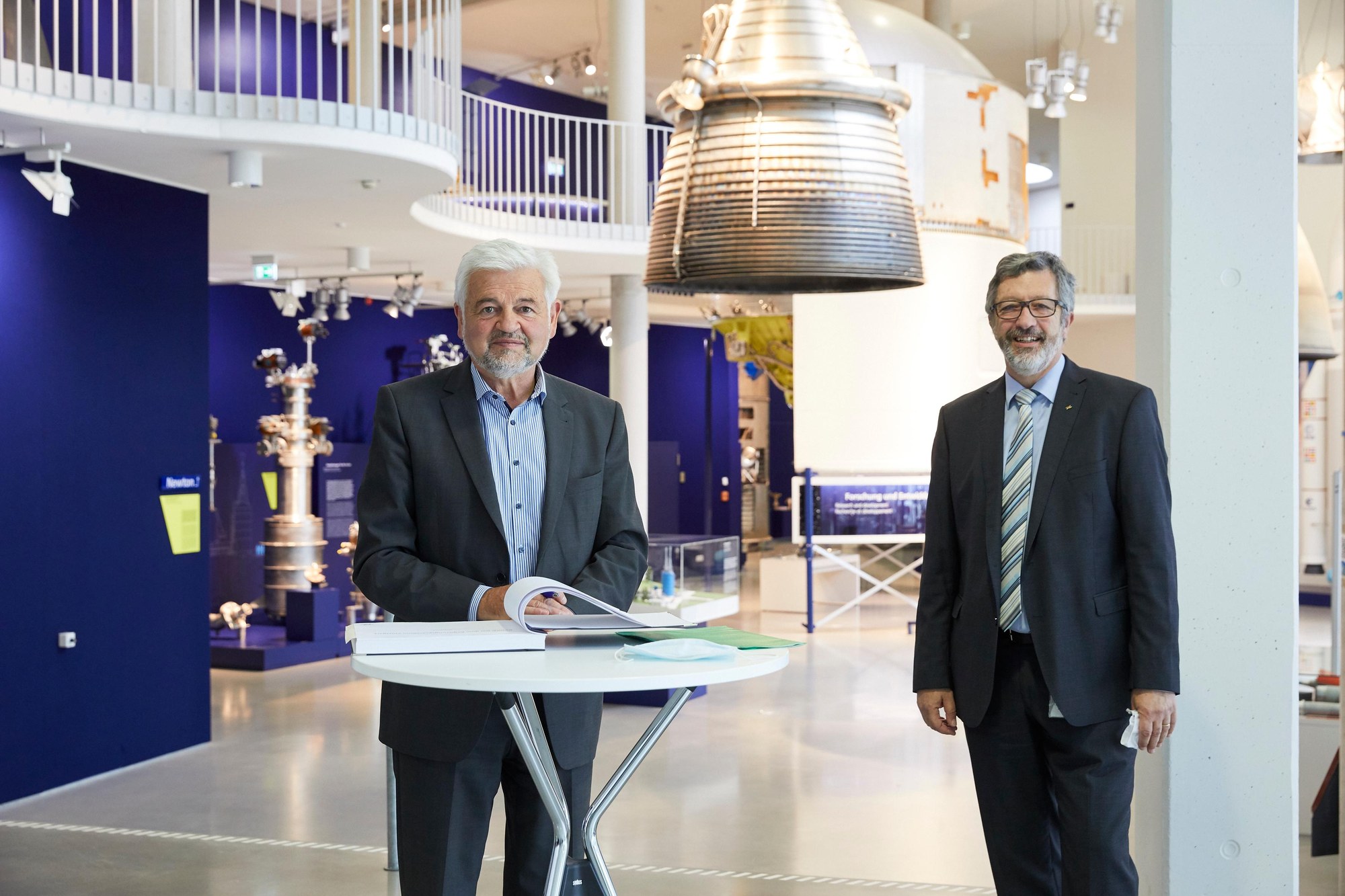 Regierungspräsident Wolfgang Reimer besucht den DLR-Standort Lampoldshausen