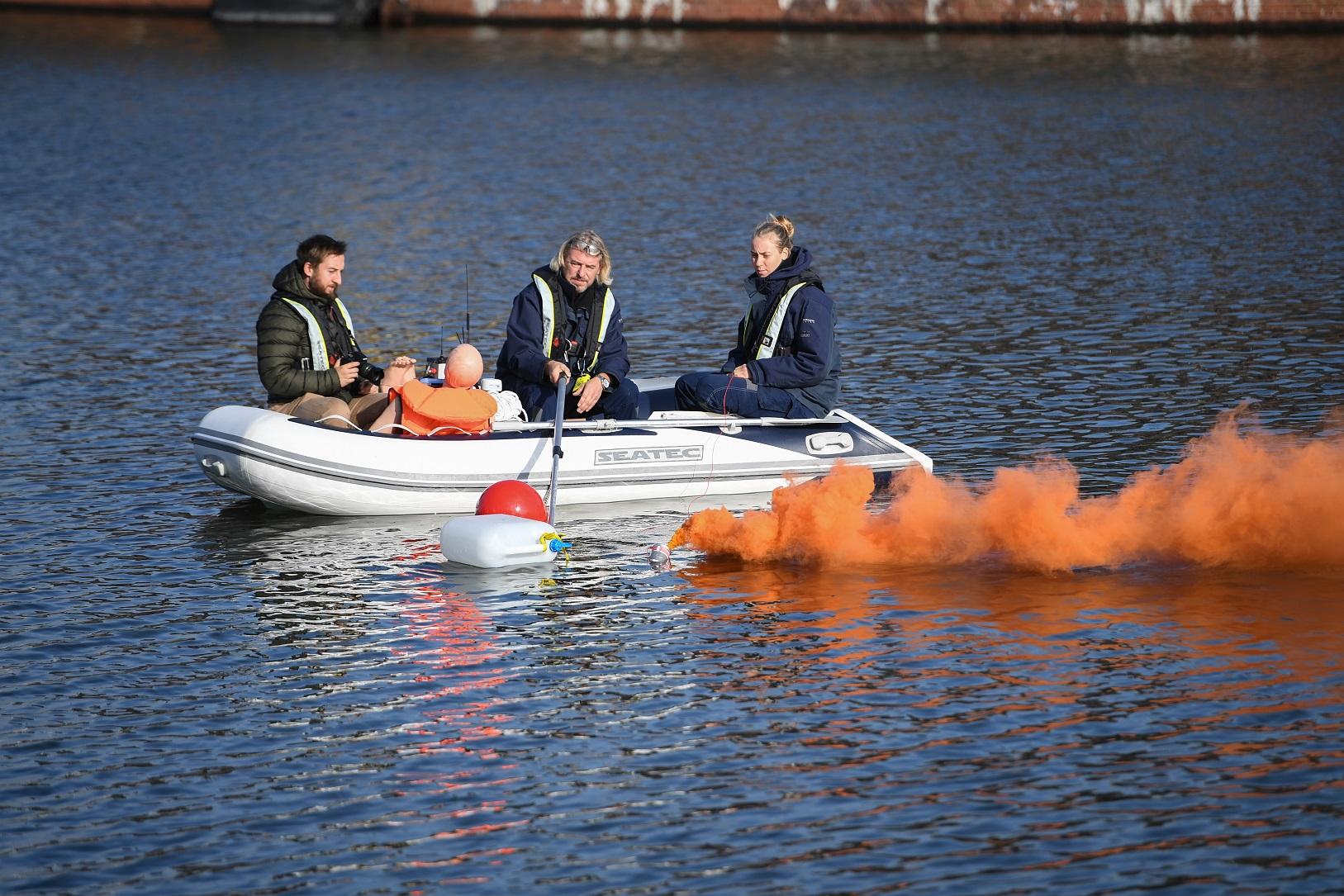 Auf dem DLR-Schlauchboot wird durch Nebelfackeln ein Brand simuliert.