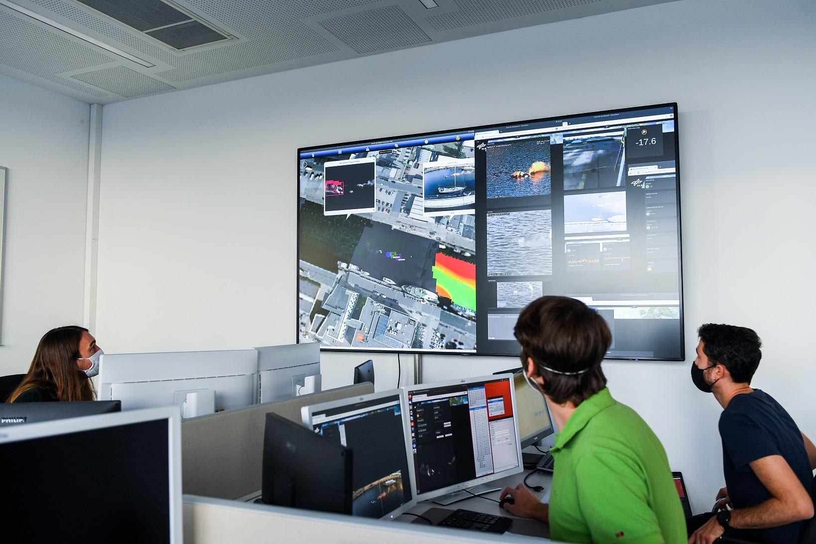 Die wichtigsten Sensor- und Geodaten des Lagebilds sind auf einem großen Bildschirm ersichtlich.