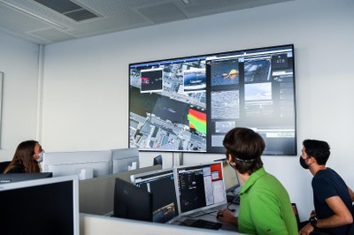 Die wichtigsten Sensor- und Geodaten des Lagebilds sind auf einem großen Bildschirm ersichtlich.