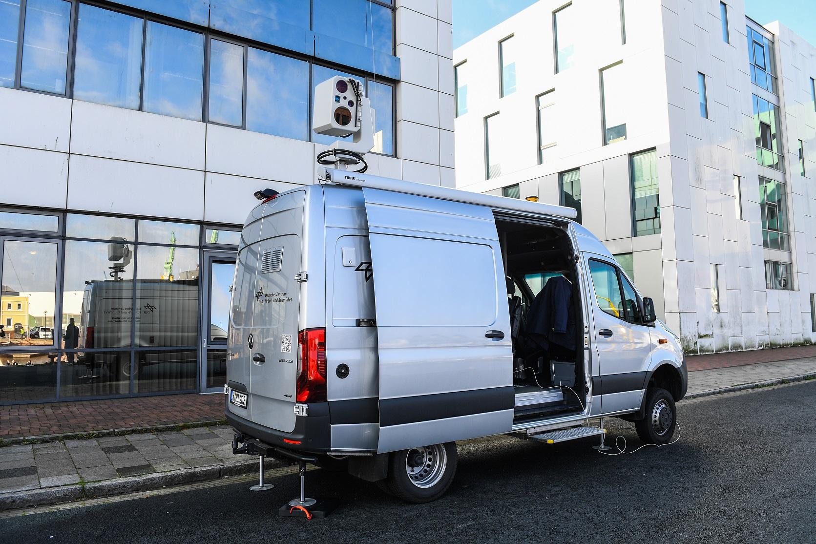 Der Bus errichtet Beobachtungsinstrumente schnell und flexibel am Einsatzort.