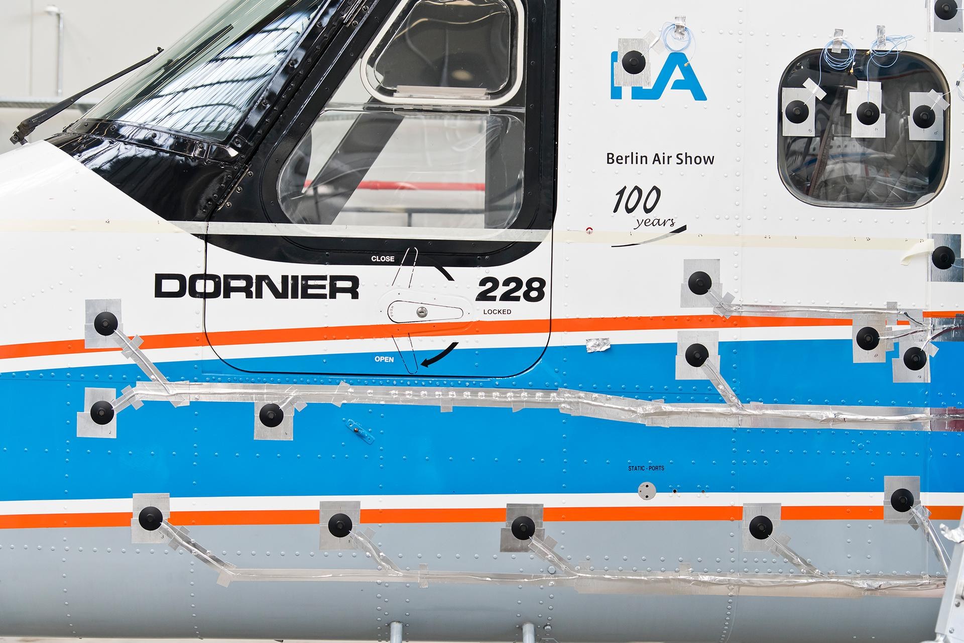 Mikrofone an der Do 228 erfassten die Entstehung des Lärms am Flugzeug.