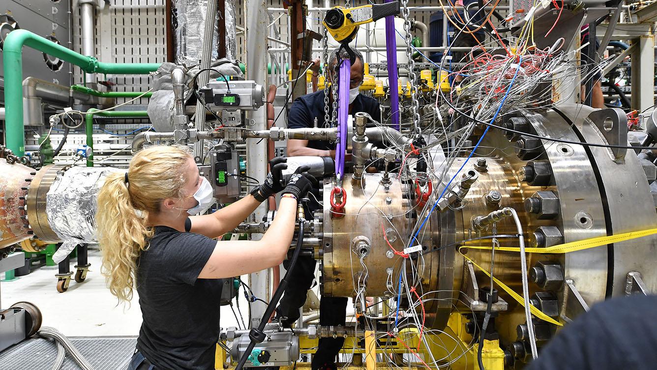 Montagearbeiten im Prüfstand