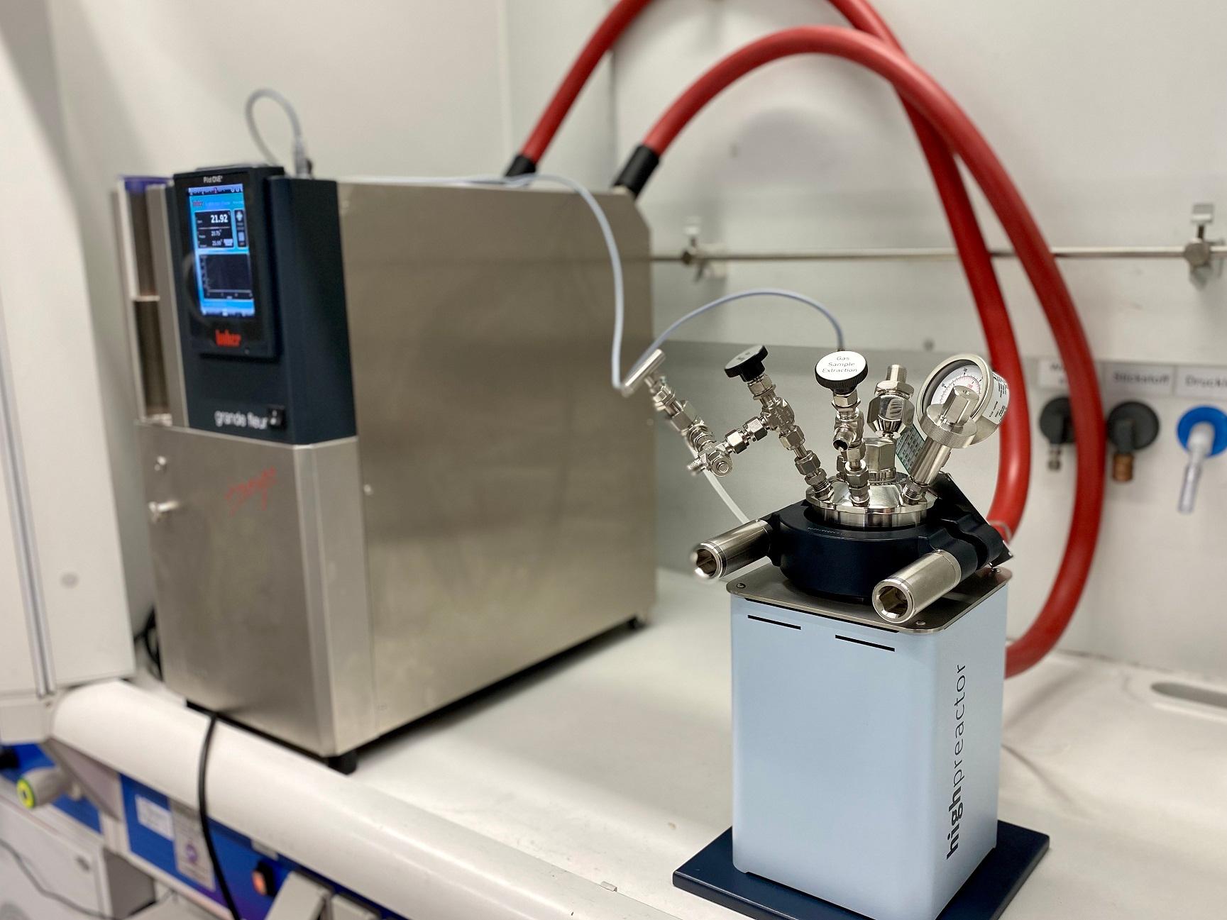 Laboraufbau der Kavernenbedingungen: Hochdrucktestreaktor (rechts) mit Temperiereinheit (links) zur Nachbildung von Druck, Temperatur und Wasserstoffatmosphäre