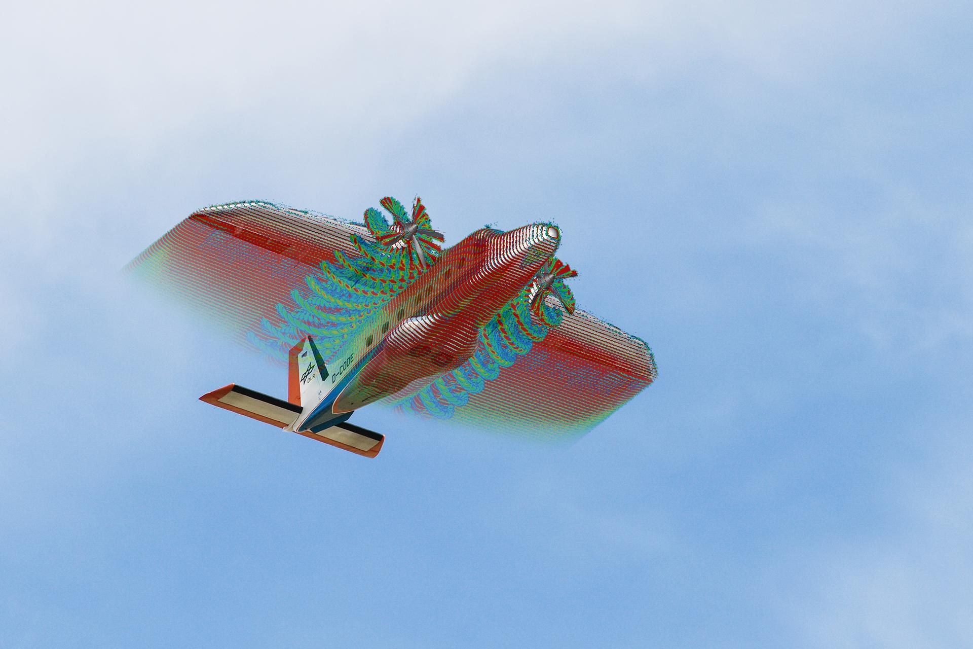 Überblendung von Überflug des DLR-Forschungsflugzeugs Do 228 mit Computeranimation