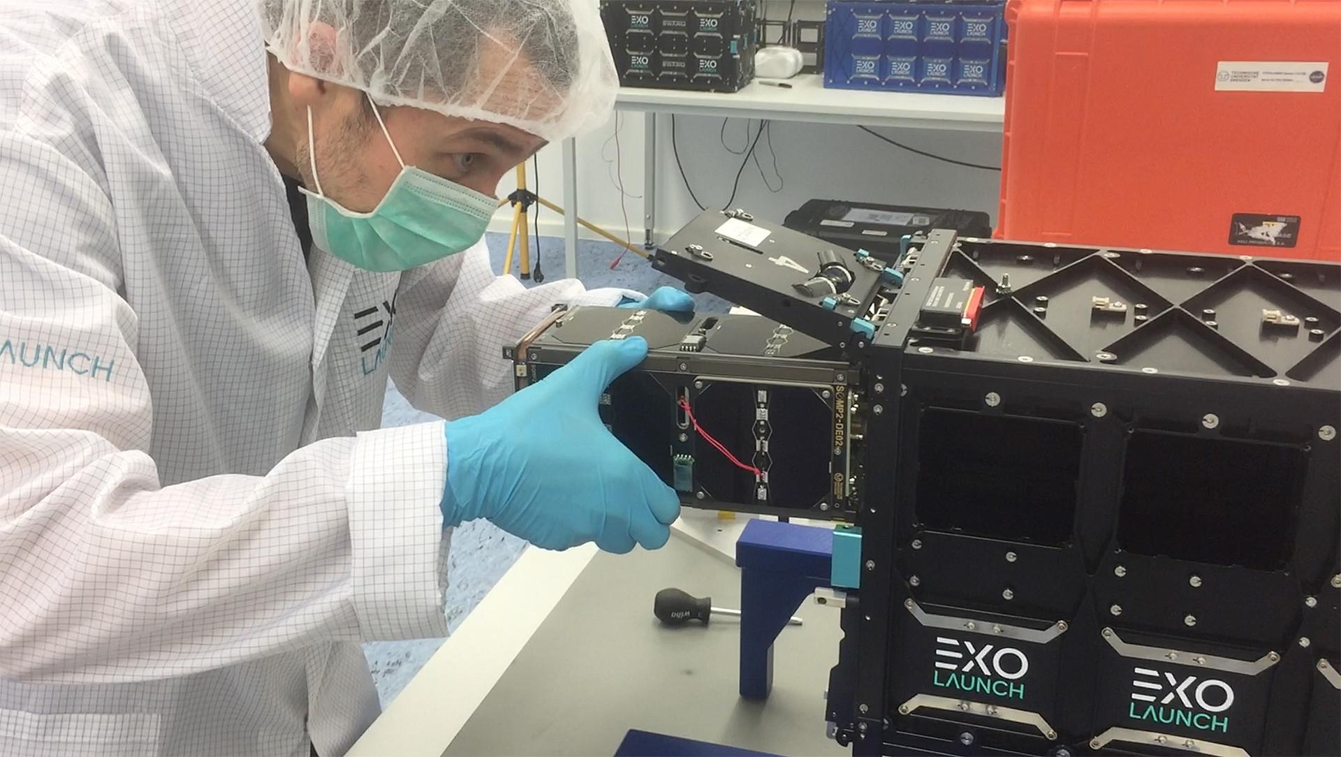 Integration des Satelliten