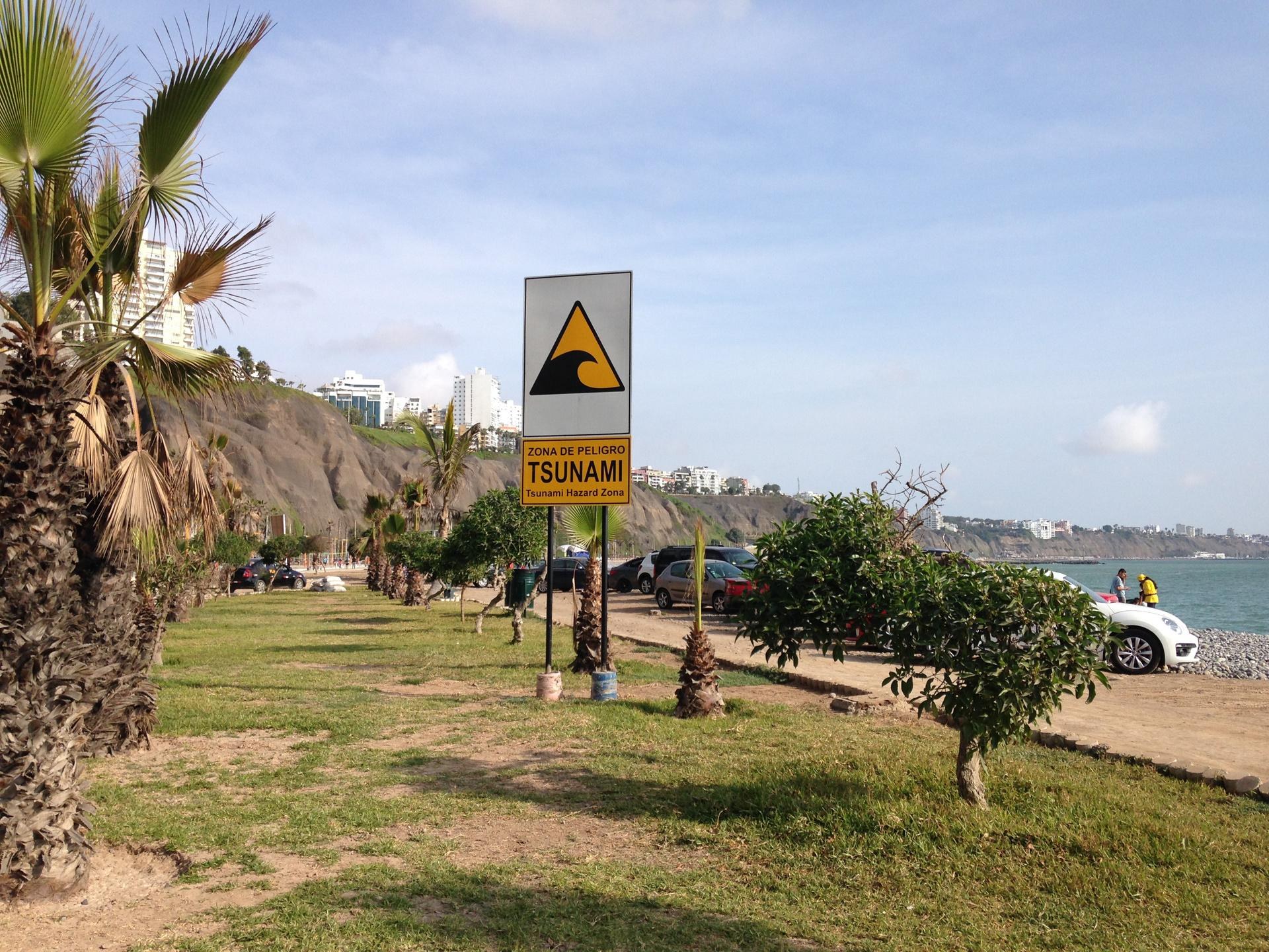 Tsunami-Warnschild an der Küste von Lima, Peru
